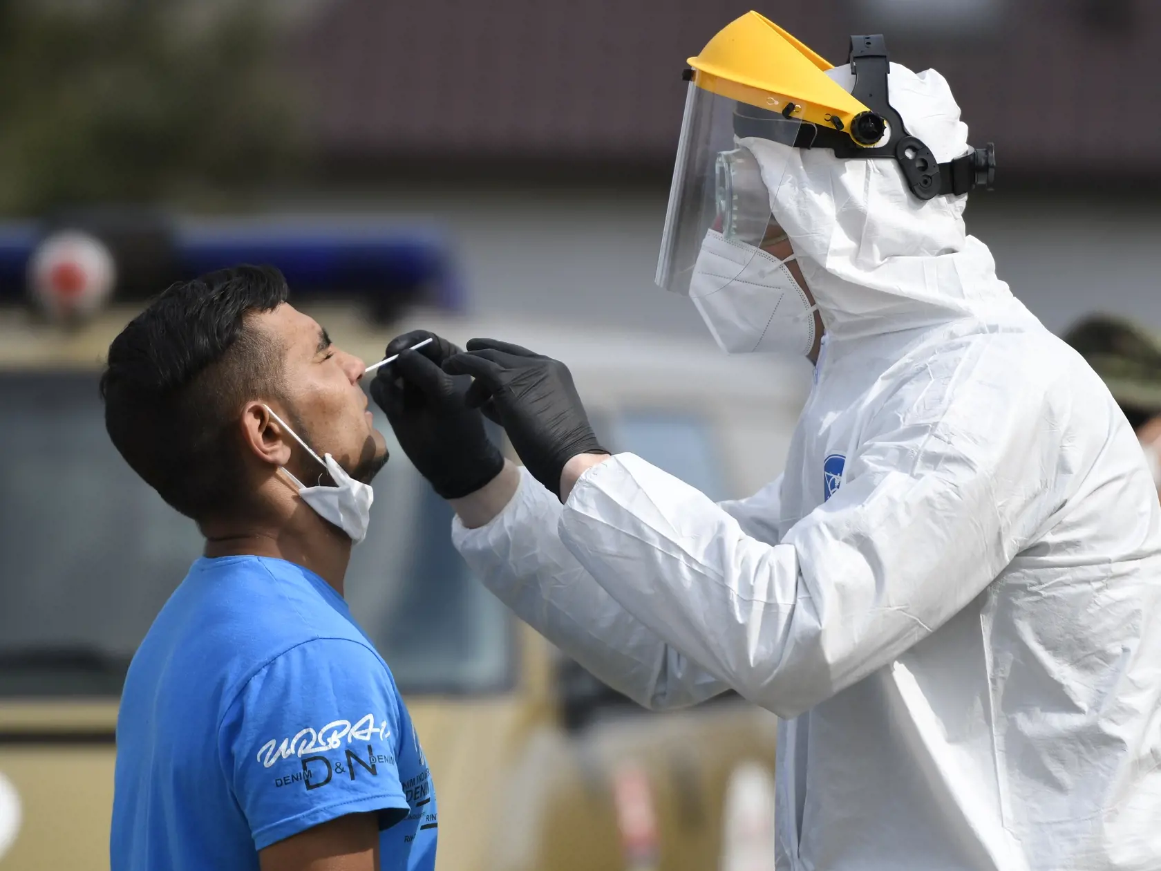Príslušníci Ozbrojených síl SR odobrali klinické vzorky k testovaniu rómskych obyvateľov v obci Jarovnice v okrese Sabinov v rámci preventívnych opatrení k zamedzeniu šírenia koronavírusu. Odbery klinických vzoriek v prostredí marginalizovaných rómskych komunít začalo v piatok 3. apríla 2020 v Jarovniciach, ďalšie dni má pokračovať aj v iných lokalitách. Jarovnice 3. apríla 2020. FOTO TASR – Milan Kapusta