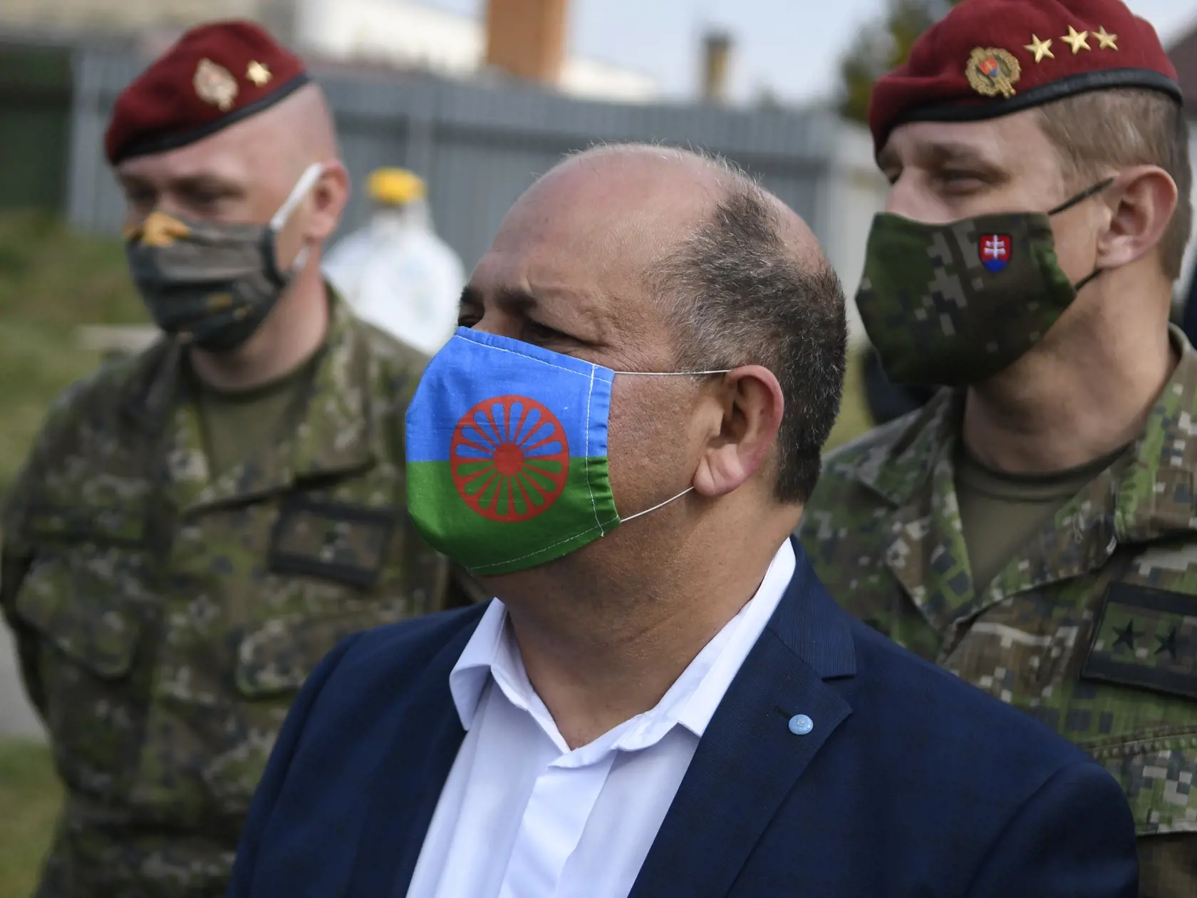 Príslušníci Ozbrojených síl SR odobrali klinické vzorky k testovaniu rómskych obyvateľov v obci Jarovnice v okrese Sabinov v rámci preventívnych opatrení k zamedzeniu šírenia koronavírusu. Odbery klinických vzoriek v prostredí marginalizovaných rómskych komunít začalo v piatok 3. apríla 2020 v Jarovniciach, ďalšie dni má pokračovať aj v iných lokalitách. Na snímke uprostred starosta obce Jarovnice Florián Giňa. Jarovnice 3. apríla 2020. FOTO TASR – Milan Kapusta