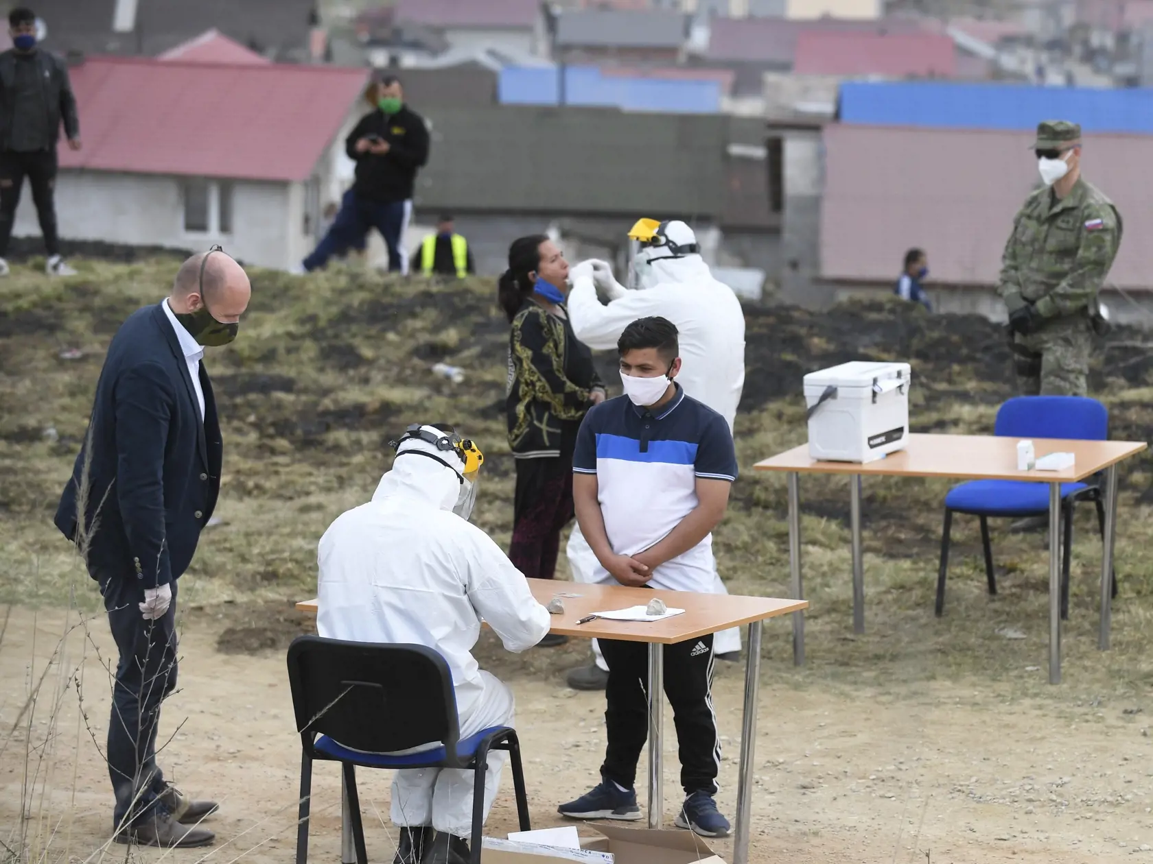 Minister obrany SR Jaroslav Naď (vľavo) si pozrel testovanie Rómov na nový koronavírus v obci Bystrany na Spiši 13. apríla 2020. FOTO TASR – František Iván