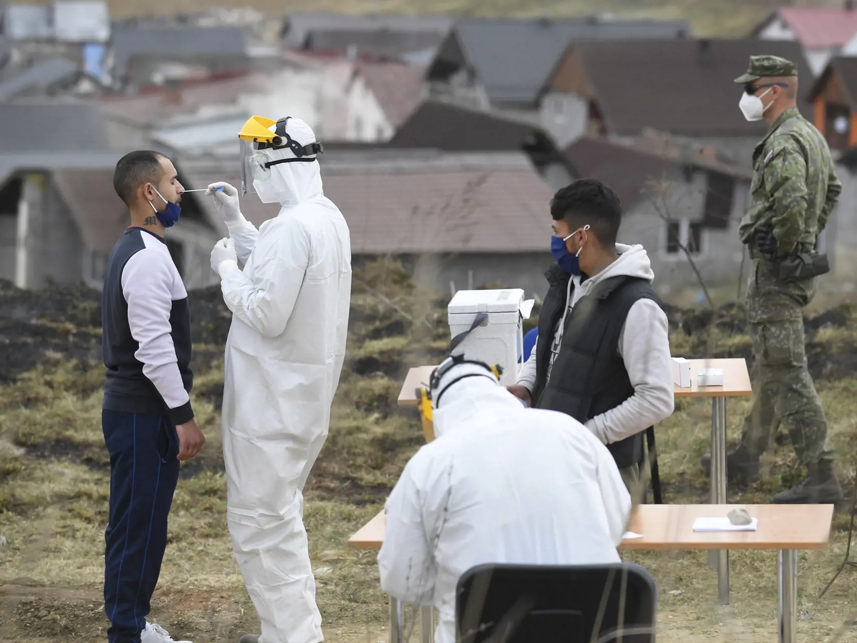 Na snímke testovanie Rómov na nový koronavírus v obci Bystrany na Spiši 13. apríla 2020. FOTO TASR – František Iván