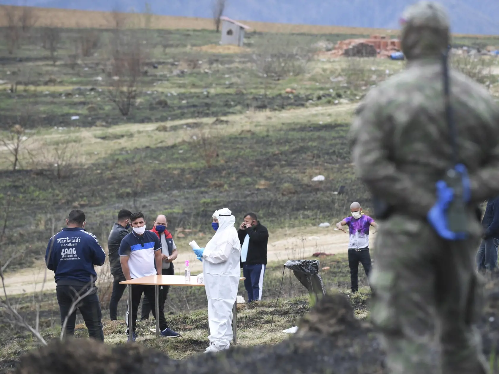 Na snímke testovanie Rómov na nový koronavírus v obci Bystrany na Spiši 13. apríla 2020. FOTO TASR – František Iván
