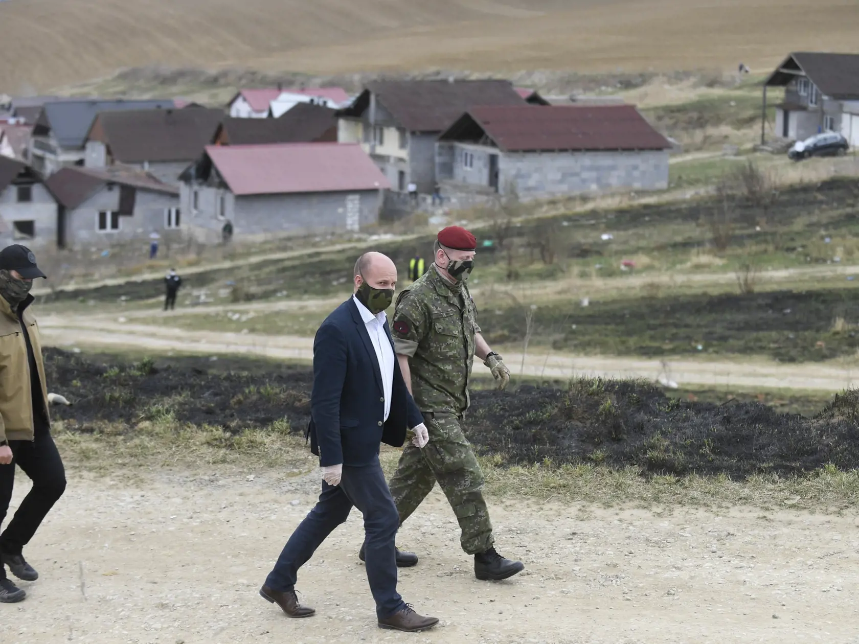 Minister obrany SR Jaroslav Naď (uprostred) si pozrel testovanie Rómov na nový koronavírus v obci Bystrany na Spiši 13. apríla 2020. FOTO TASR – František Iván