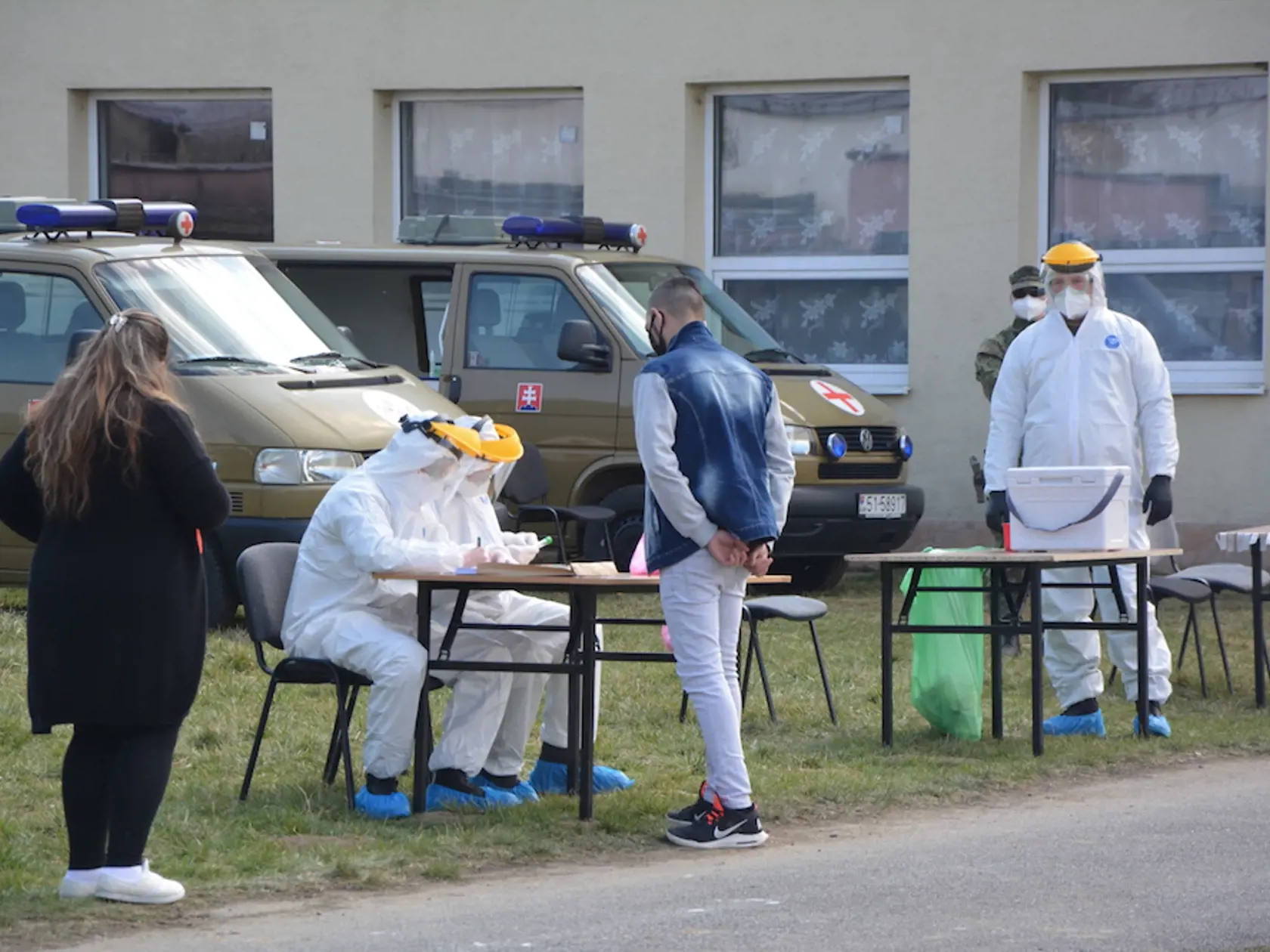 Pred samotným odobratím vzoriek spísali vojaci oblečení v skafandroch údaje testovaného.