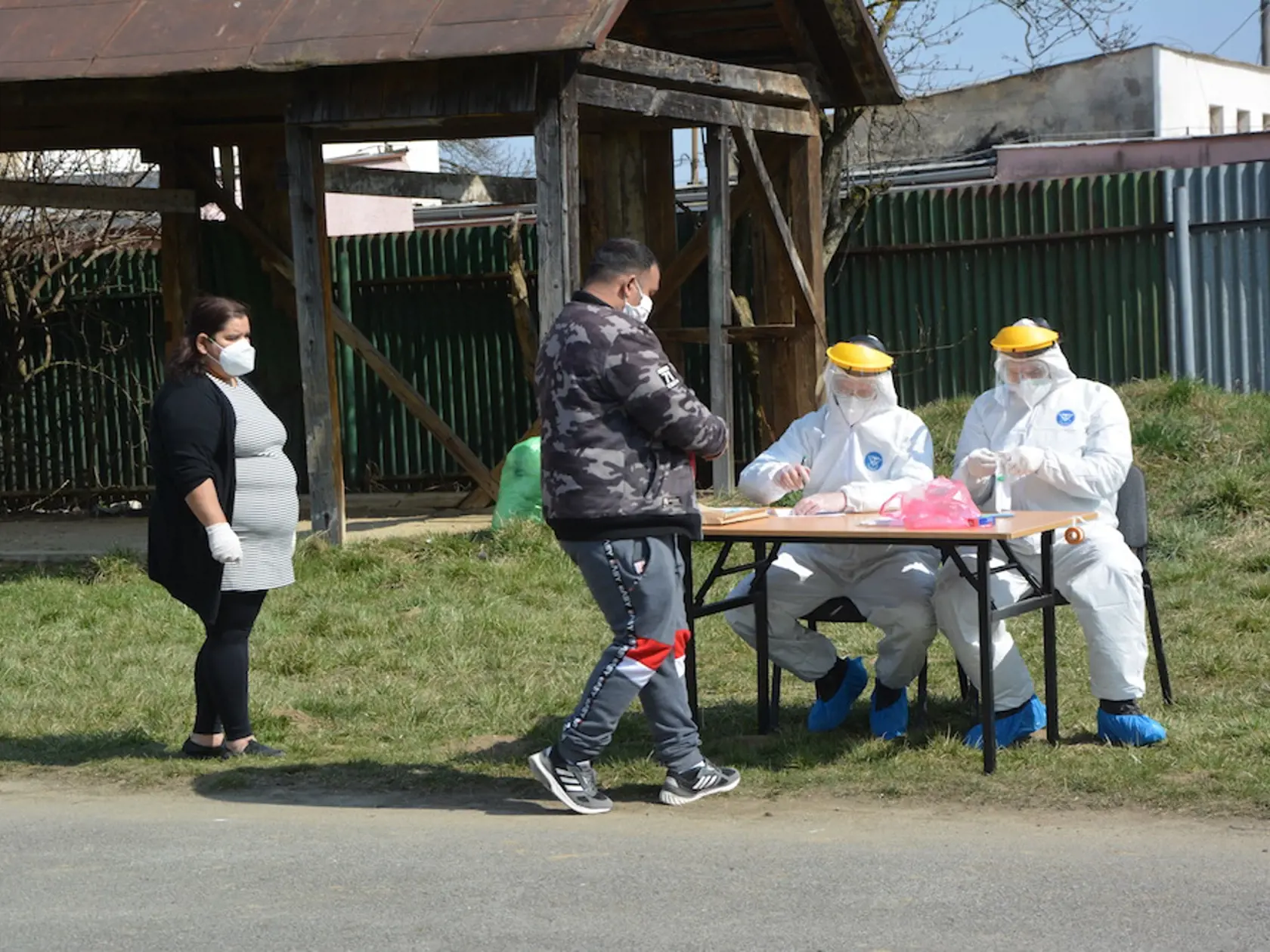 Pred samotným odobratím vzoriek spísali vojaci oblečení v skafandroch údaje testovaného.