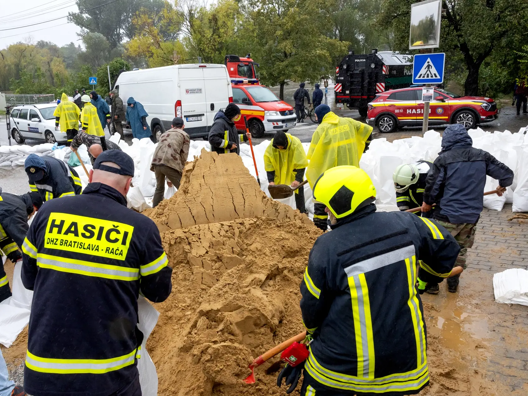 Situácia počas povodní v bratislavskej mestskej časti Devínska Nová Ves.