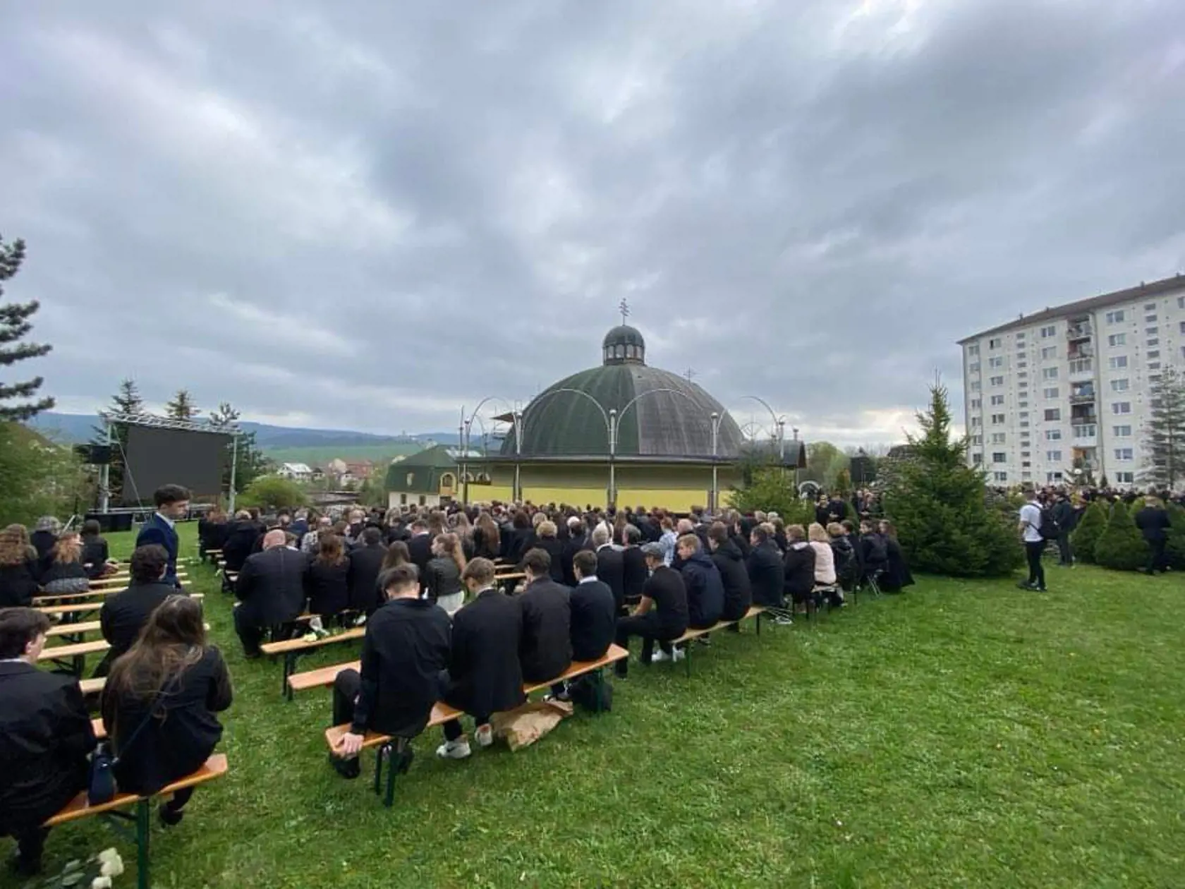 Kňazi vyzvali skutočných hostí, aby nenosili vence, ale biele ruže. Podľa Vladyku Jonáša Maxima ide o vyjadrenie nevinnosti zosnulých.