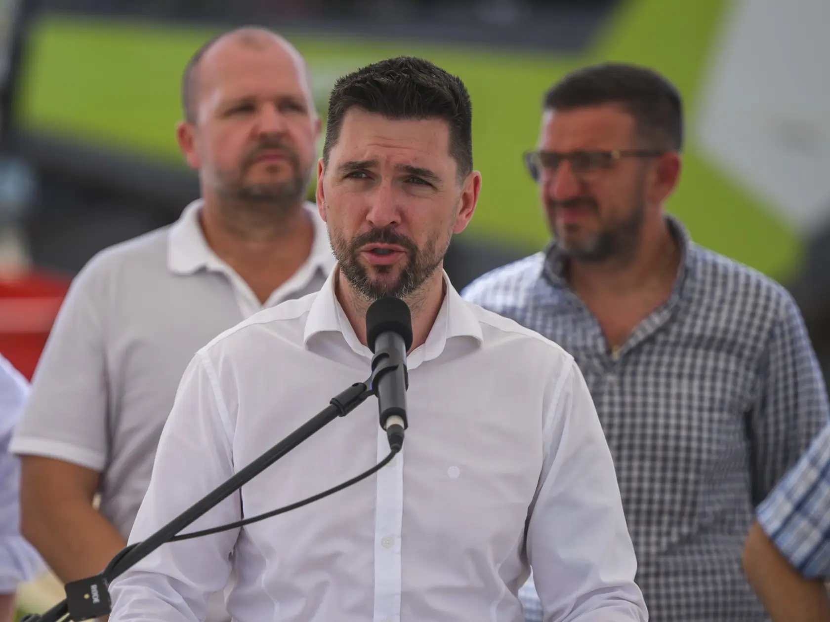 Na snímke zľava predseda Slovenskej poľnohospodárskej a potravinárskej komory (SPPK) Andrej Gajdoš, minister pôdohospodárstva a rozvoja vidieka SR Richard Takáč (Smer-SD) a podpredseda SPPK Emil Macho počas tlačovej konferencie, na ktorej informujú o priebehu tohtoročnej žatvy na poľnohospodárskom družstve Agro Voderady v obci Slovenská Nová Ves v okrese Trnava v pondelok 8. júla 2024. Žatevný deň sa uskutočnil aj za účasti premiéra SR Roberta Fica, ministra pôdohospodárstva a rozvoja vidieka SR