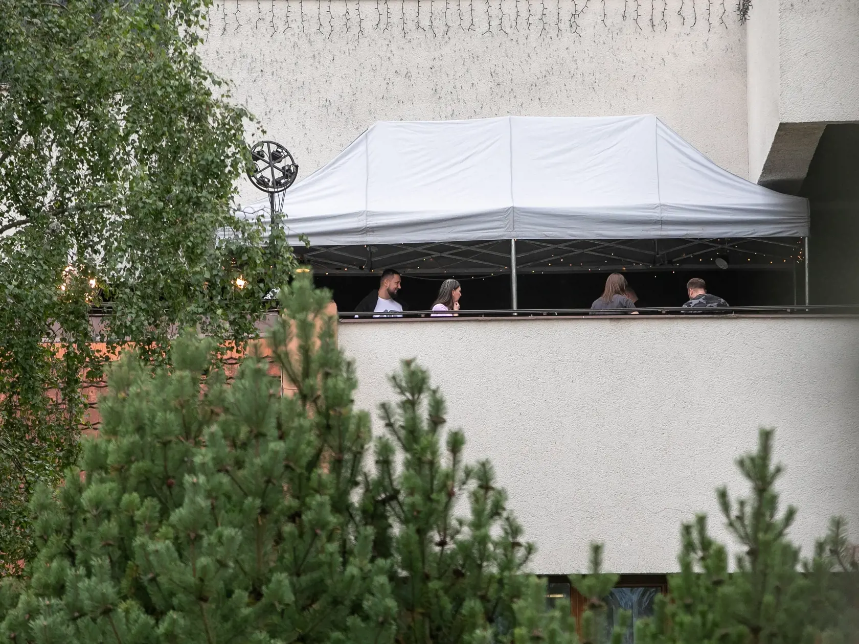 Stretnutie členov a poslancov OĽaNO, ktoré sa konalo cez víkend v hoteli Ministerstva vnútra Bystrá, vyvolalo poriadny rozruch. Teambuilding, ktorého súčasťou bola aj bujará zábava do skorého rána, grilovačka, wellness, procedúry a masáže, si hnutie naplánovalo veľmi nešťastne. V OĽaNO však zrejme cítili, že ich stretnutie sa väčšine národa nebude páčiť, a tak sa ho snažili čo najlepšie utajiť.