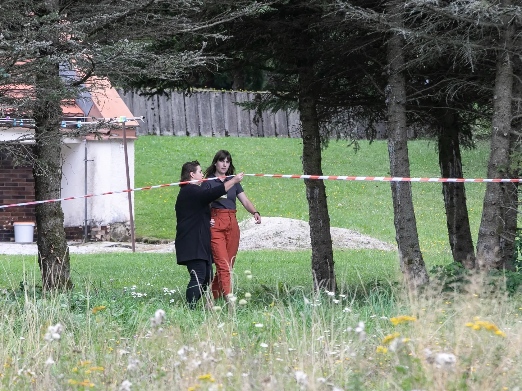Areál v rekreačnom zariadení Ministerstva vnútra v Liptovskom Jáne, kde sa konal teambulding OĽaNO bol prísne strážený, obohnaný páskou a všade boli prítomní ochrankári.