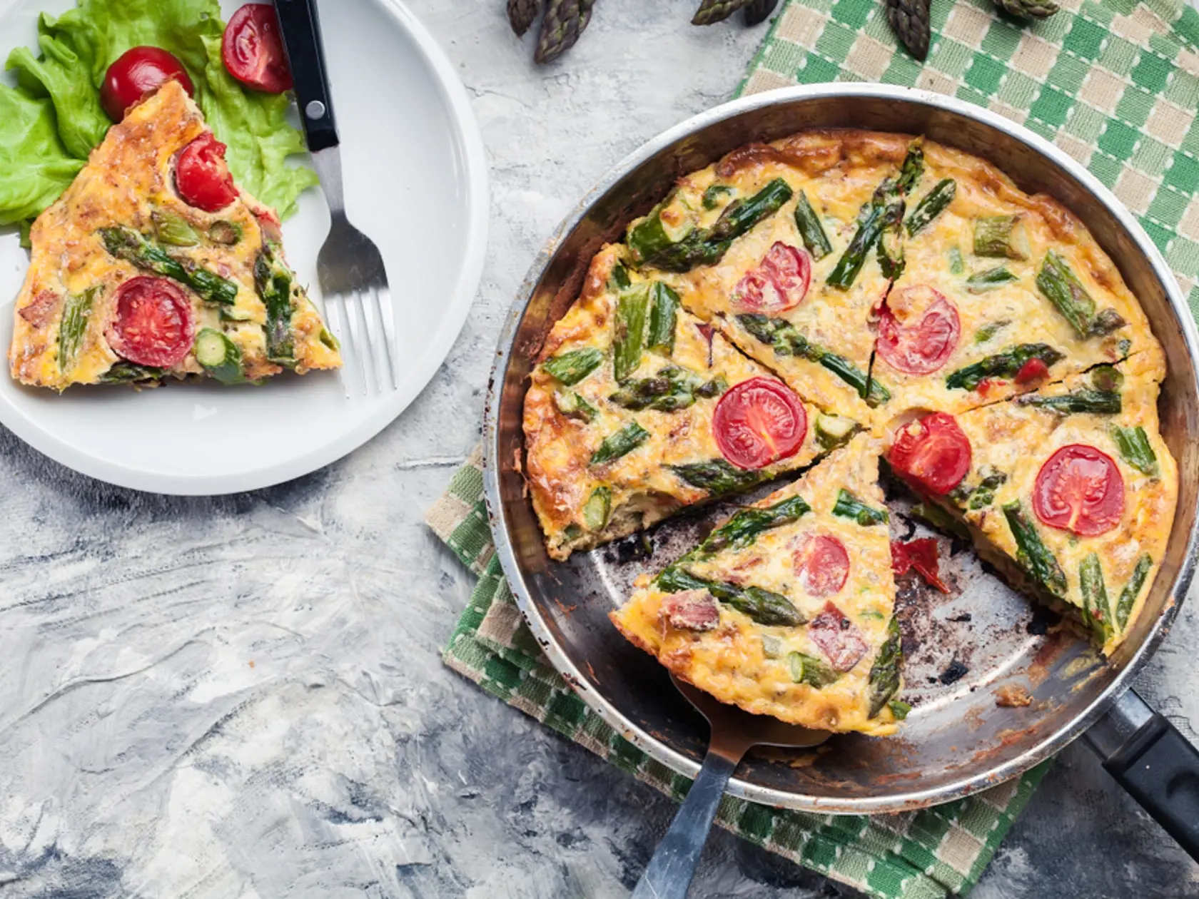 Frittata s cherry paradajkami a špargľou dodá silu pre mozog aj srdce.