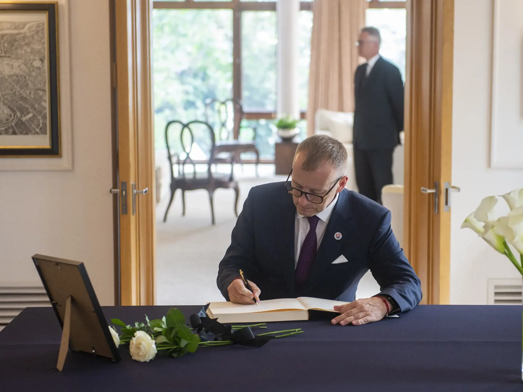 Na snímke predseda NRSR Boris Kollár (Sme rodina) počas podpisu do kondolenčnej knihy na britskom veľvyslanectve v súvislosti s úmrtím britskej kráľovnej Alžbety II. v Bratislave 9. septembra 2022.