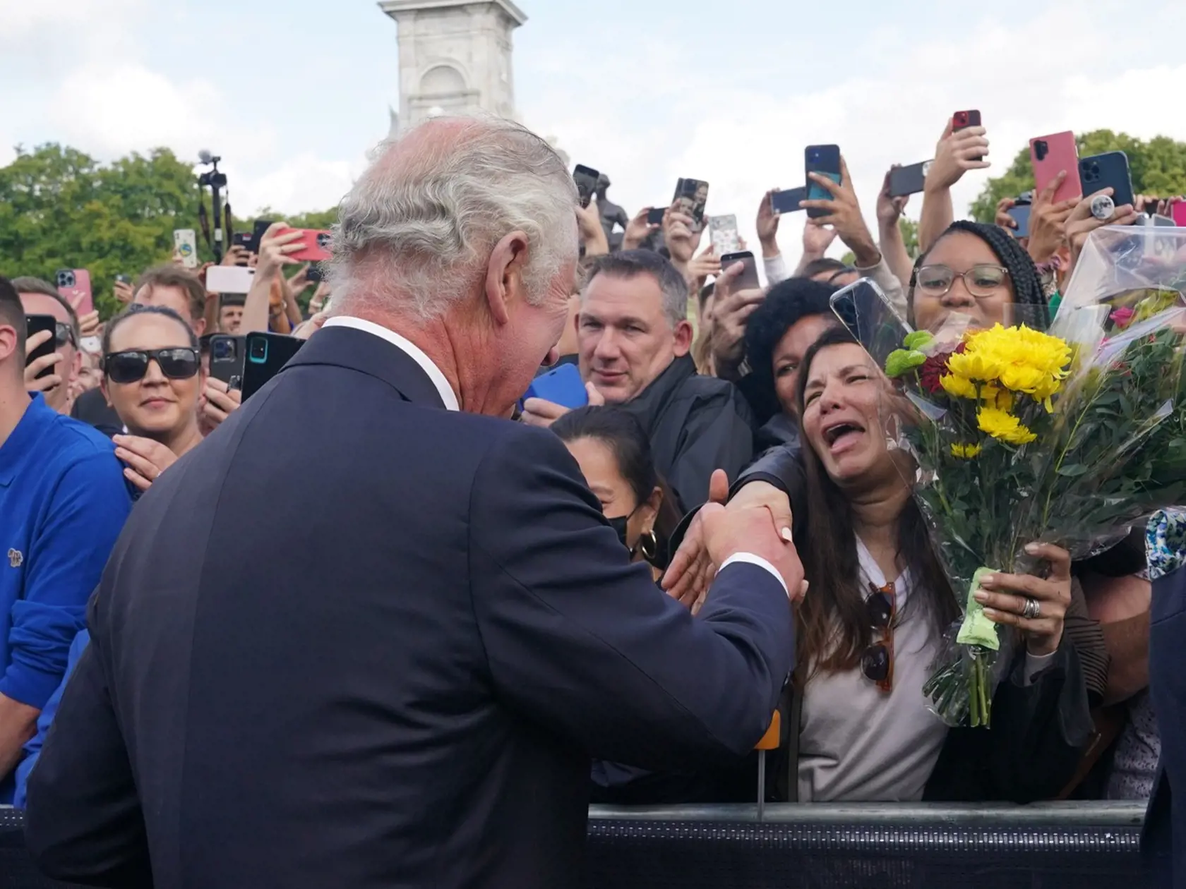 Briti vítajú nového kráľa Karola III. pred Buckinghamským palácom 9. septembra 2022.