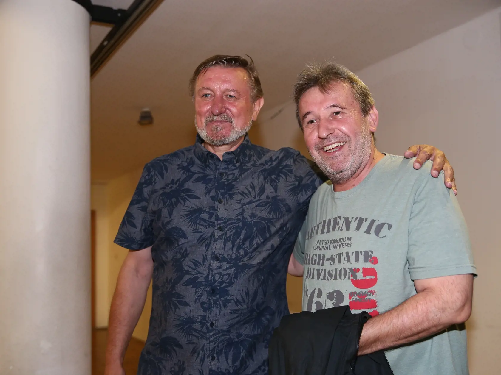 Krst knihy Emila Babína s názvom "Chytil zlatú rybku" v legendárnom bratislavskom V-Klube. Na snímke Emil Babín a Rastislav Piško.