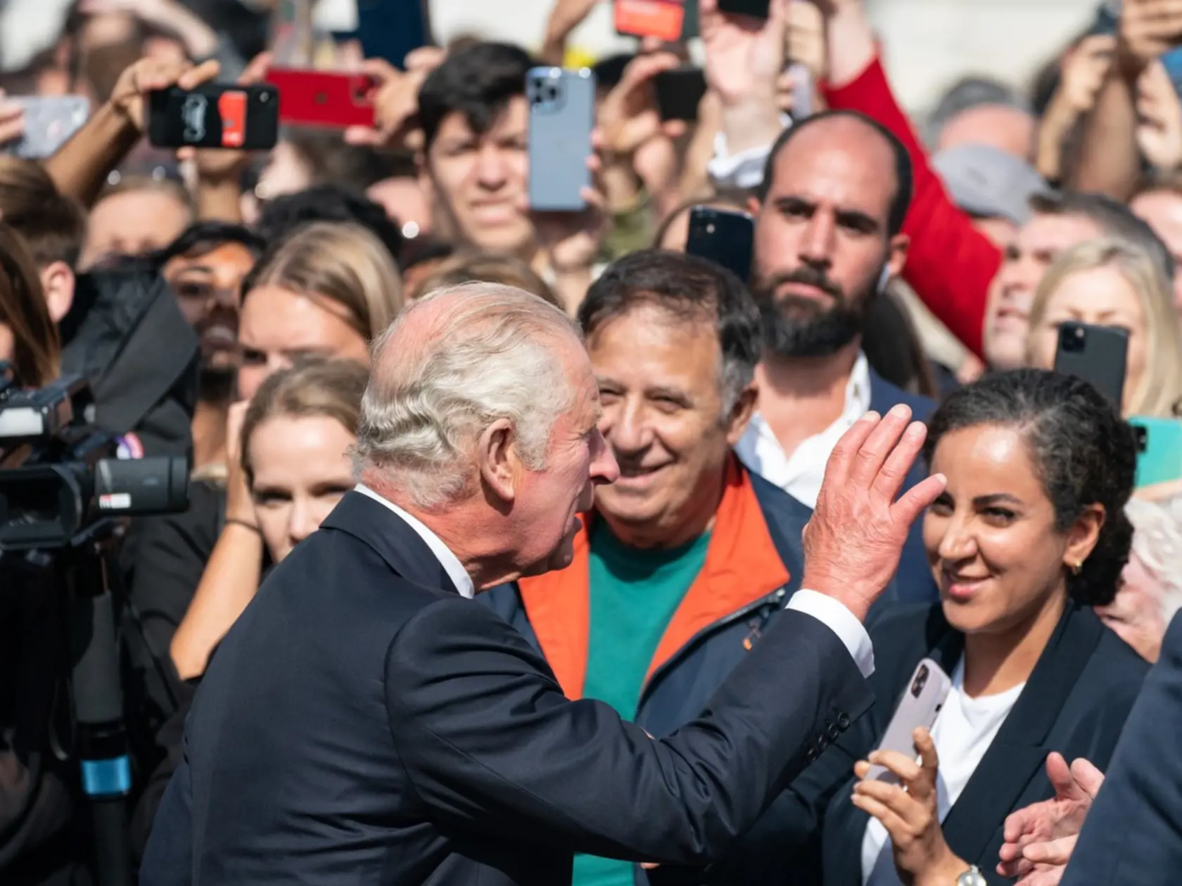 Briti vítajú nového kráľa Karola III. pred Buckinghamským palácom 9. septembra 2022.
