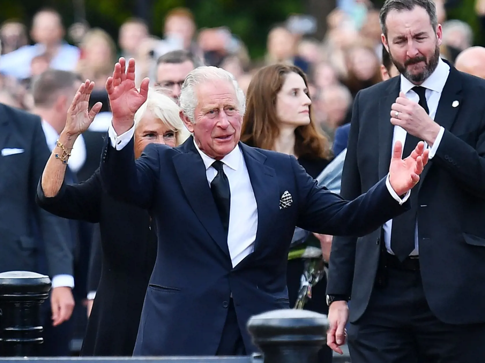 Briti vítajú nového kráľa Karola III. pred Buckinghamským palácom 9. septembra 2022.
