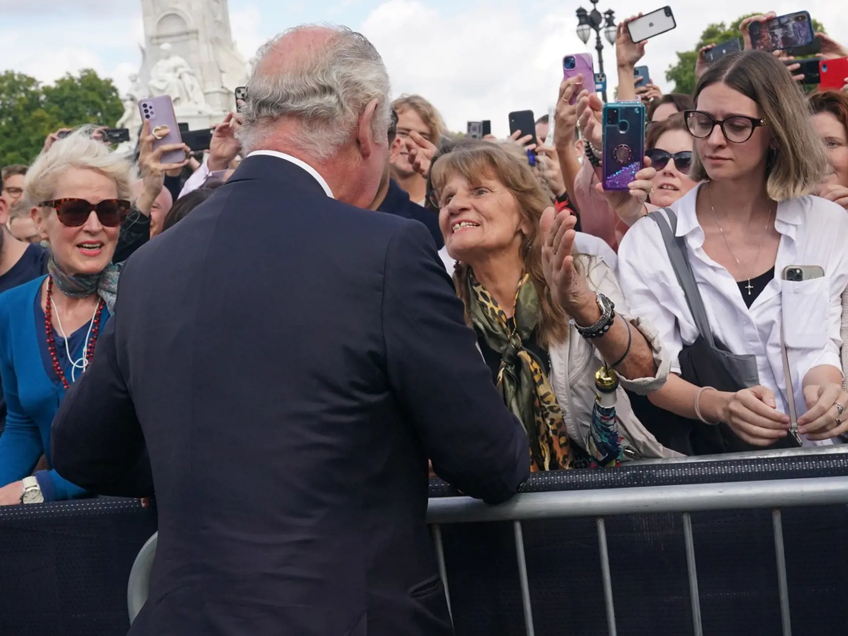 Briti vítajú nového kráľa Karola III. pred Buckinghamským palácom 9. septembra 2022.