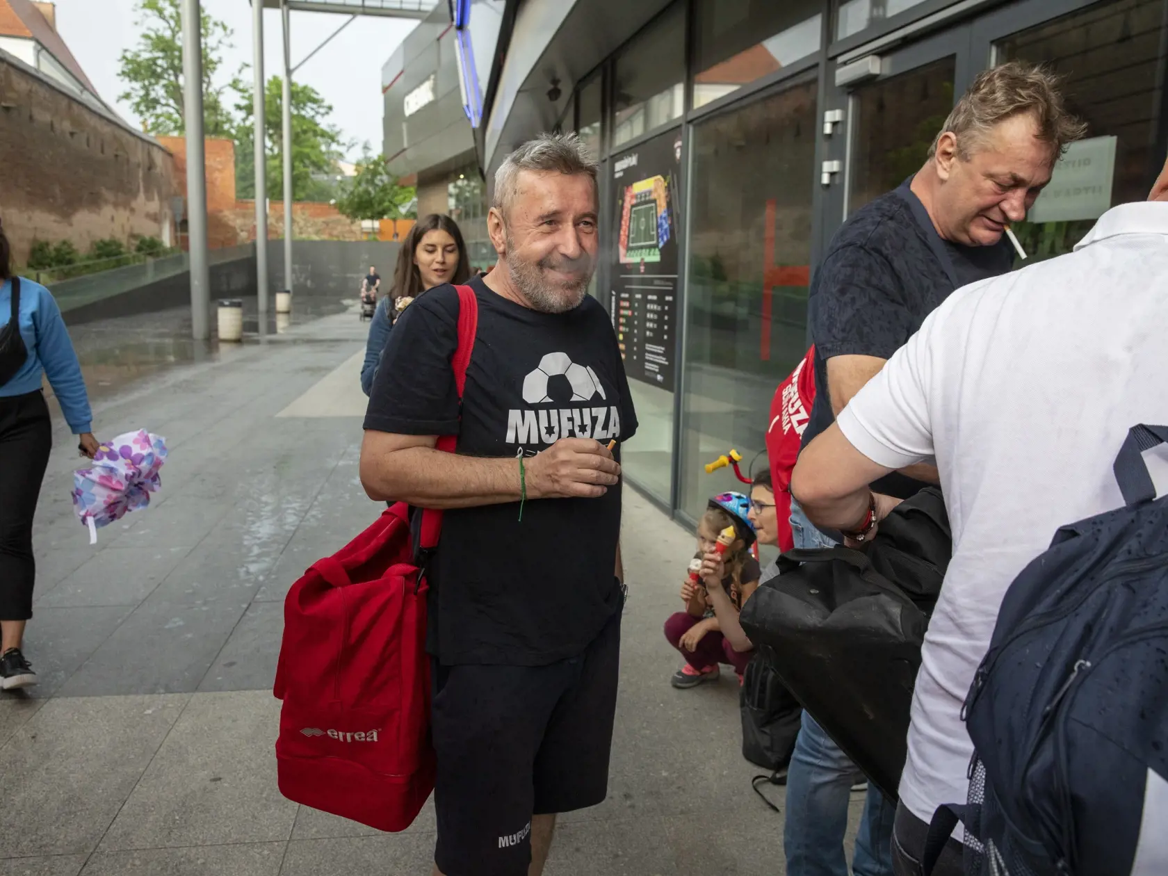 Na snímke je stretnutie maestrov a exhibičný zápas Spartak Trnava - MUFUZA
Zabávač Rasťo Piško