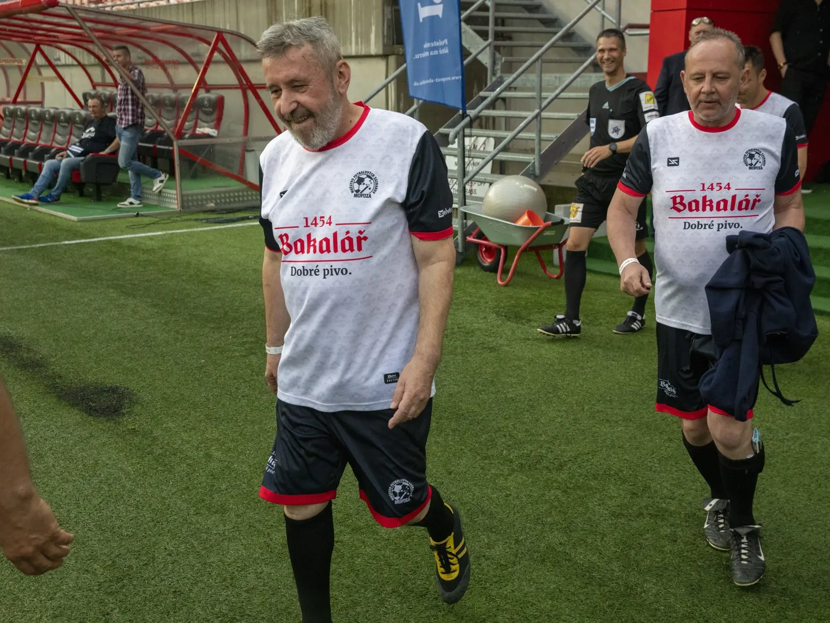 Na snímke je stretnutie maestrov a exhibičný zápas Spartak Trnava - MUFUZA
zabávač Rasťo Piško