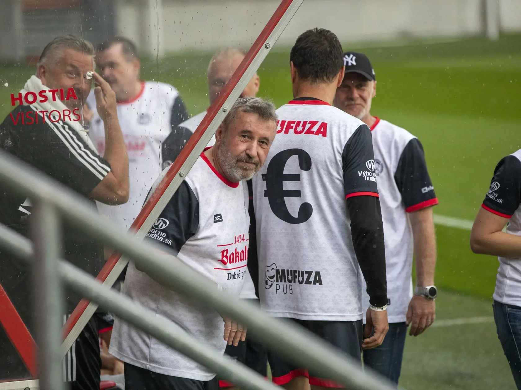 Na snímke je stretnutie maestrov a exhibičný zápas Spartak Trnava - MUFUZA
Zabávač Rasťo Piško