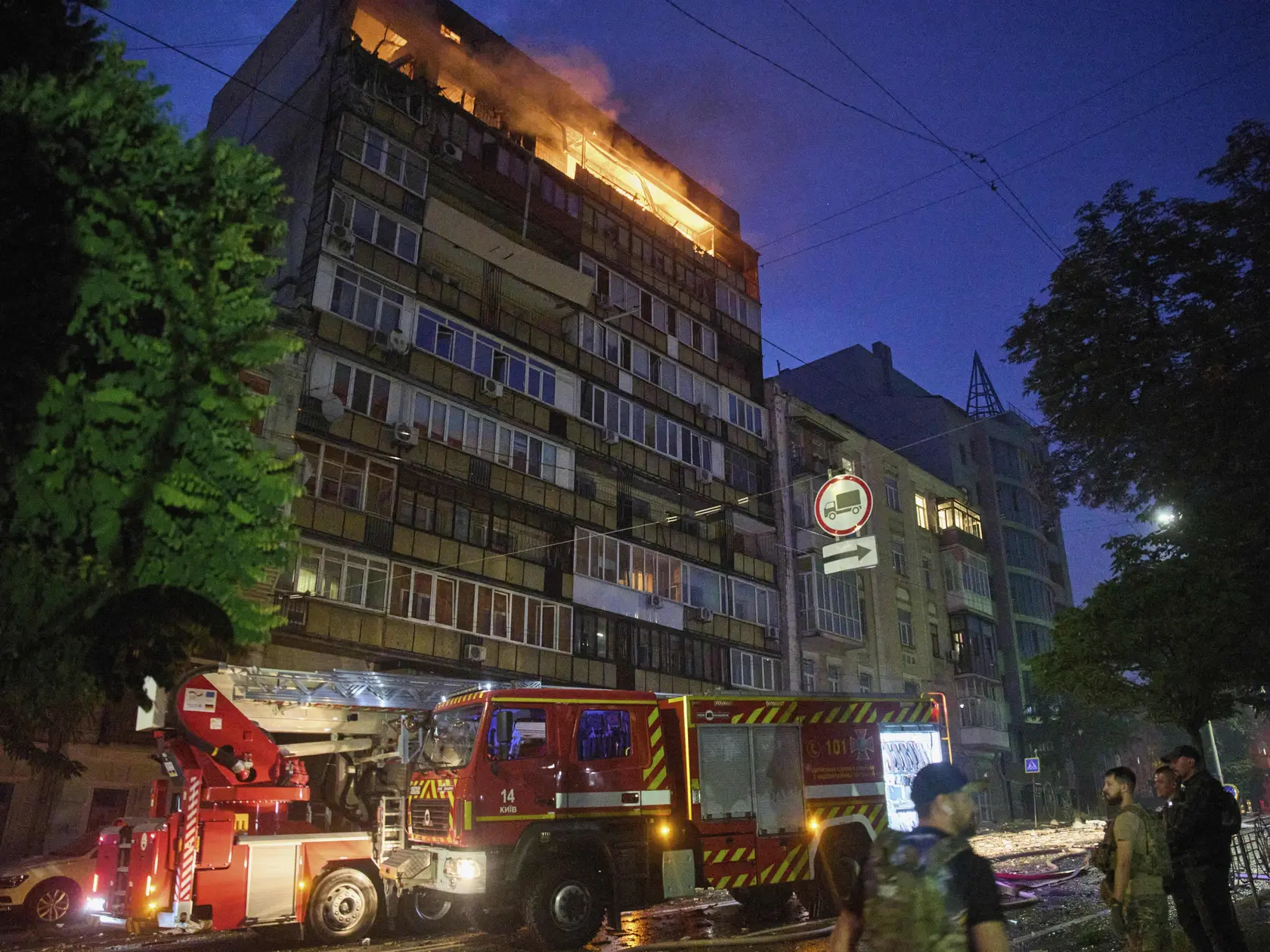 Na snímke požiar, ktorý zachvátil obytnú budovu po útoku ruskej armády na ukrajinskú metropolu Kyjev vo štvrtok 10. júla 2025.