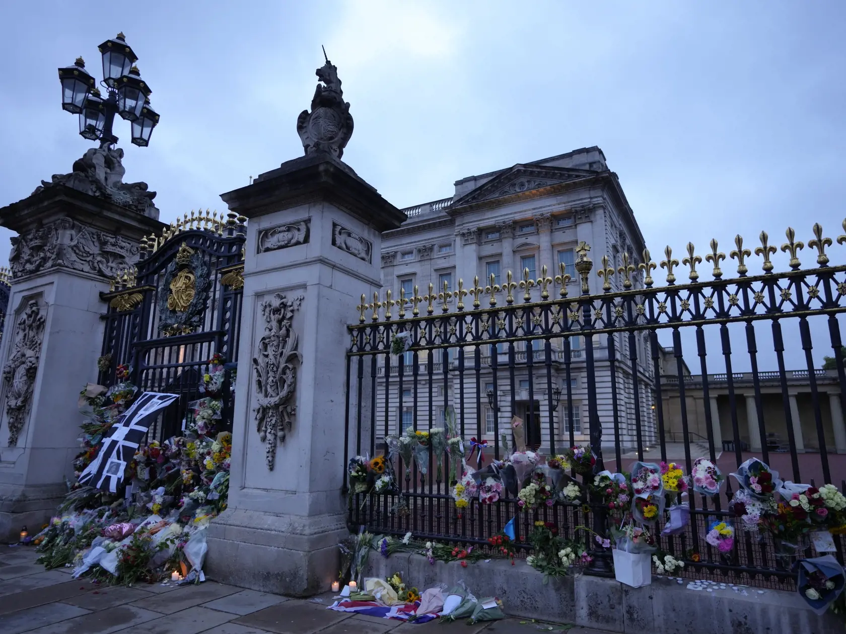 JB 5 Londýn - Kvety položené pri bráne Buckinghamského paláca v Londýne 9. septembra 2022. Na oficiálnej webovej stránke britskej kráľovskej rodiny bola zriadená virtuálna kondolenčná kniha na pamiatku zosnulej britskej kráľovnej Alžbety II. Agentúra TASR o tom informuje na základe správy britskej stanice BBC. Kráľovná Alžbeta II zomrela vo štvrtok popoludní vo svojom škótskom sídle Balmoral. Bola najdlhšie vládnucim monarchom v dejinách Británie – na tróne bola 70 rokov. FOTO TASR/AP

Flowers a