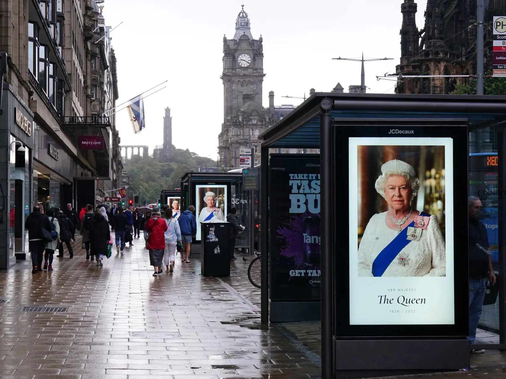 JB 34 Edinburgh - Portrét zosnulej britskej kráľovnej Alžbety II. na autobusovej zastávke v škótskom Edinburghu 9. septembra 2022. Na oficiálnej webovej stránke britskej kráľovskej rodiny bola zriadená virtuálna kondolenčná kniha na pamiatku zosnulej britskej kráľovnej Alžbety II. Agentúra TASR o tom informuje na základe správy britskej stanice BBC. Kráľovná Alžbeta II zomrela vo štvrtok popoludní vo svojom škótskom sídle Balmoral. Bola najdlhšie vládnucim monarchom v dejinách Británie – na trón