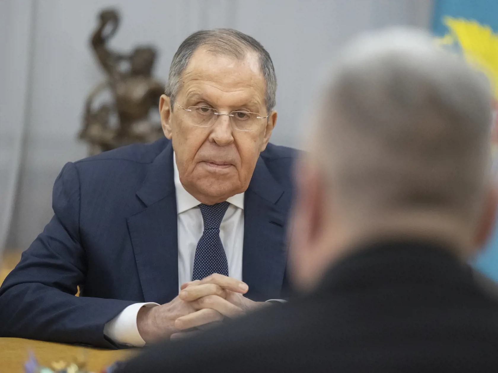 Na snímke ruský minister zahraničných vecí Sergej Lavrov a chrbtom podpredseda NR SR Andrej Danko (SNS) počas prijatia na oficiálnej návšteve Ruskej federácie 14. januára 2025 v Moskve.