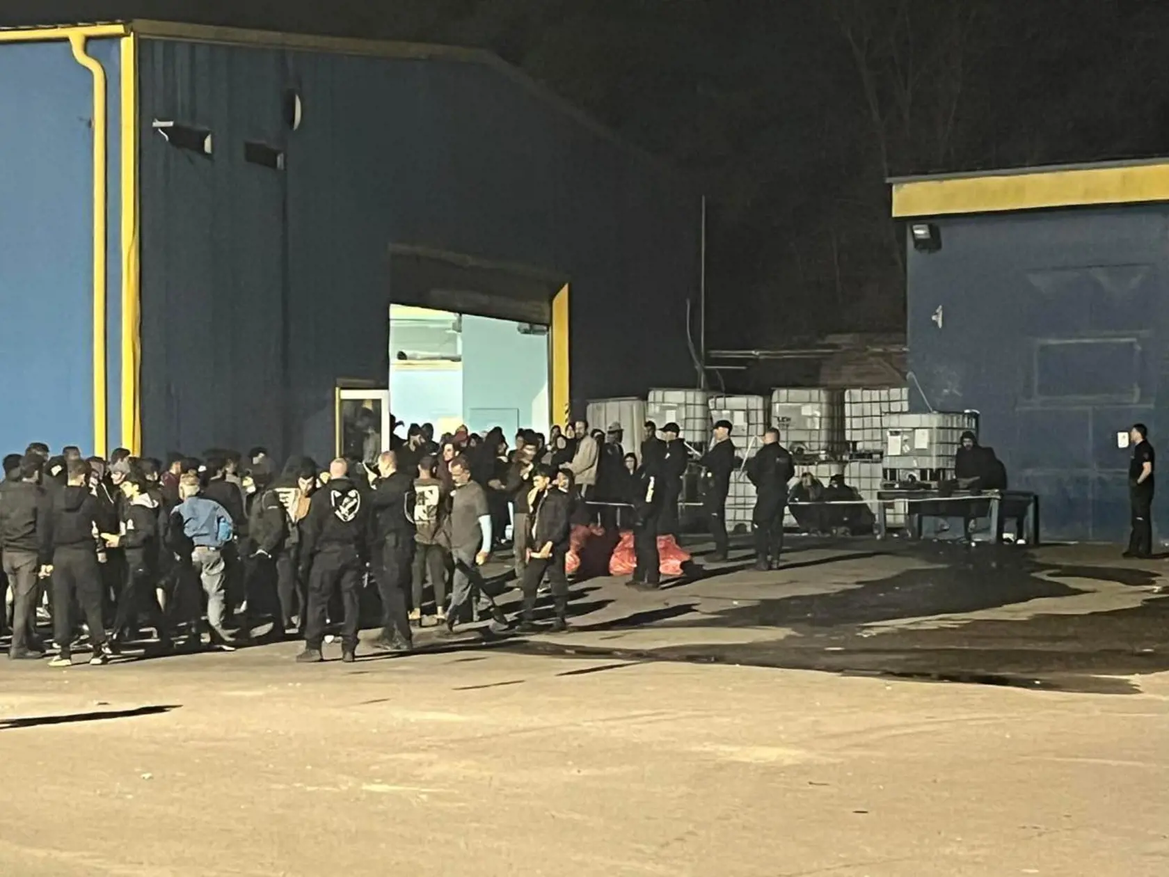 Migranti v meste Veľký Krtíš sú umiestnení vo výrobnej hale. Mesto tvrdí, že majú neľudské podmienky.