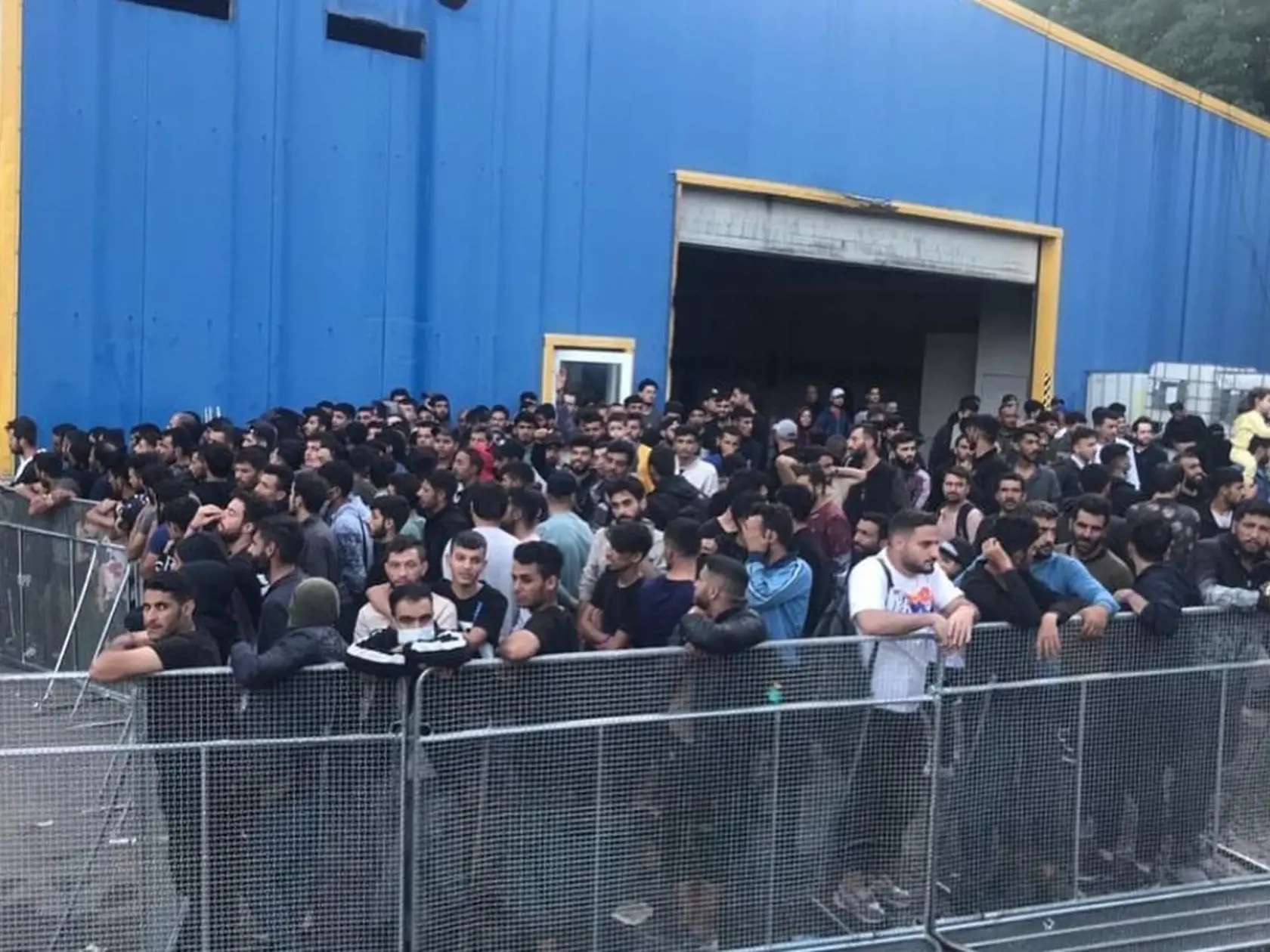 Mestu Veľký Krtíš sa umiestňovanie nelegálnych migrantov v jednej z hál súkromnej spoločnosti na Železničnej ulici nepáči. Samospráva v stredu (30. 8.) spustila petíciu, v ktorej žiada ministerstvo, aby upustilo od umiestňovania cudzincov, ktorí neoprávnene prekročili štátnu hranicu SR v rámci katastrálneho územia mesta.