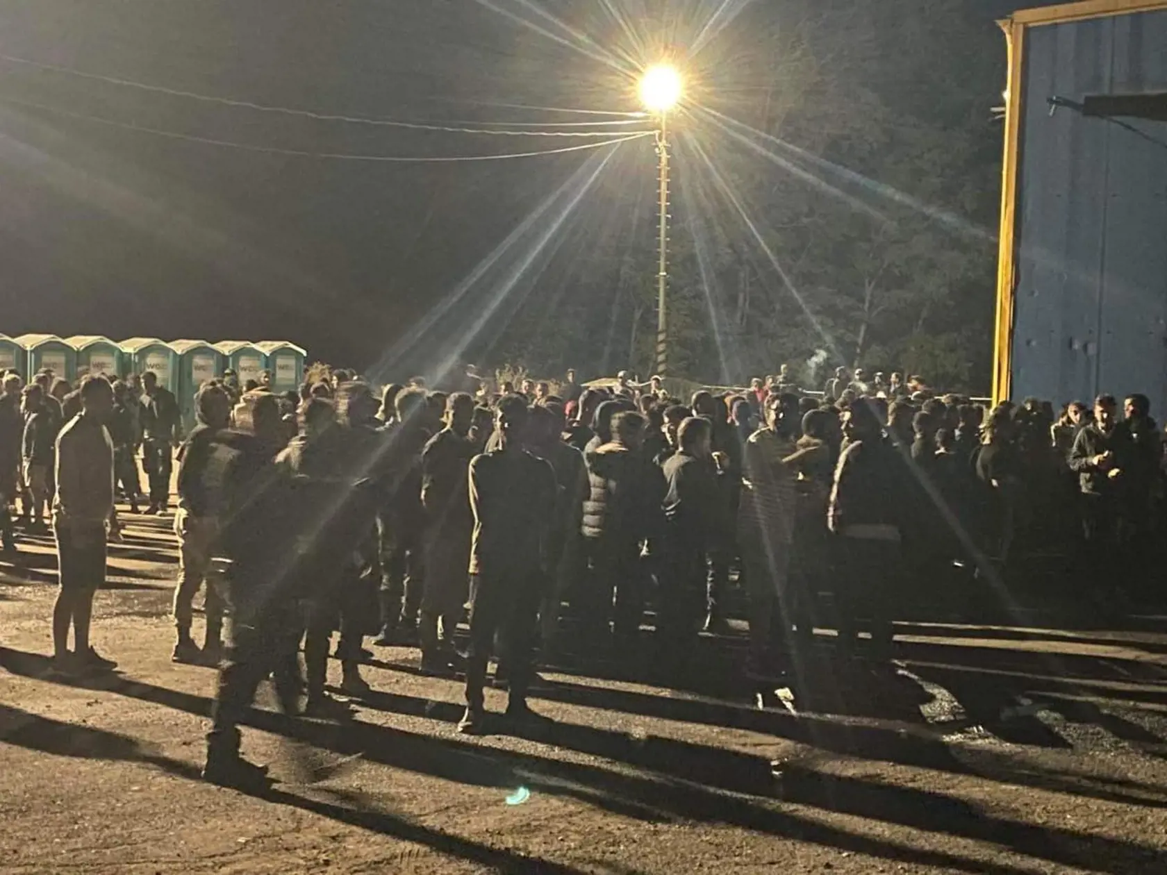 Migranti vo Veľkom Krtíši v areáli výrobnej haly, ktorú si prenajalo ministerstvo vnútra.