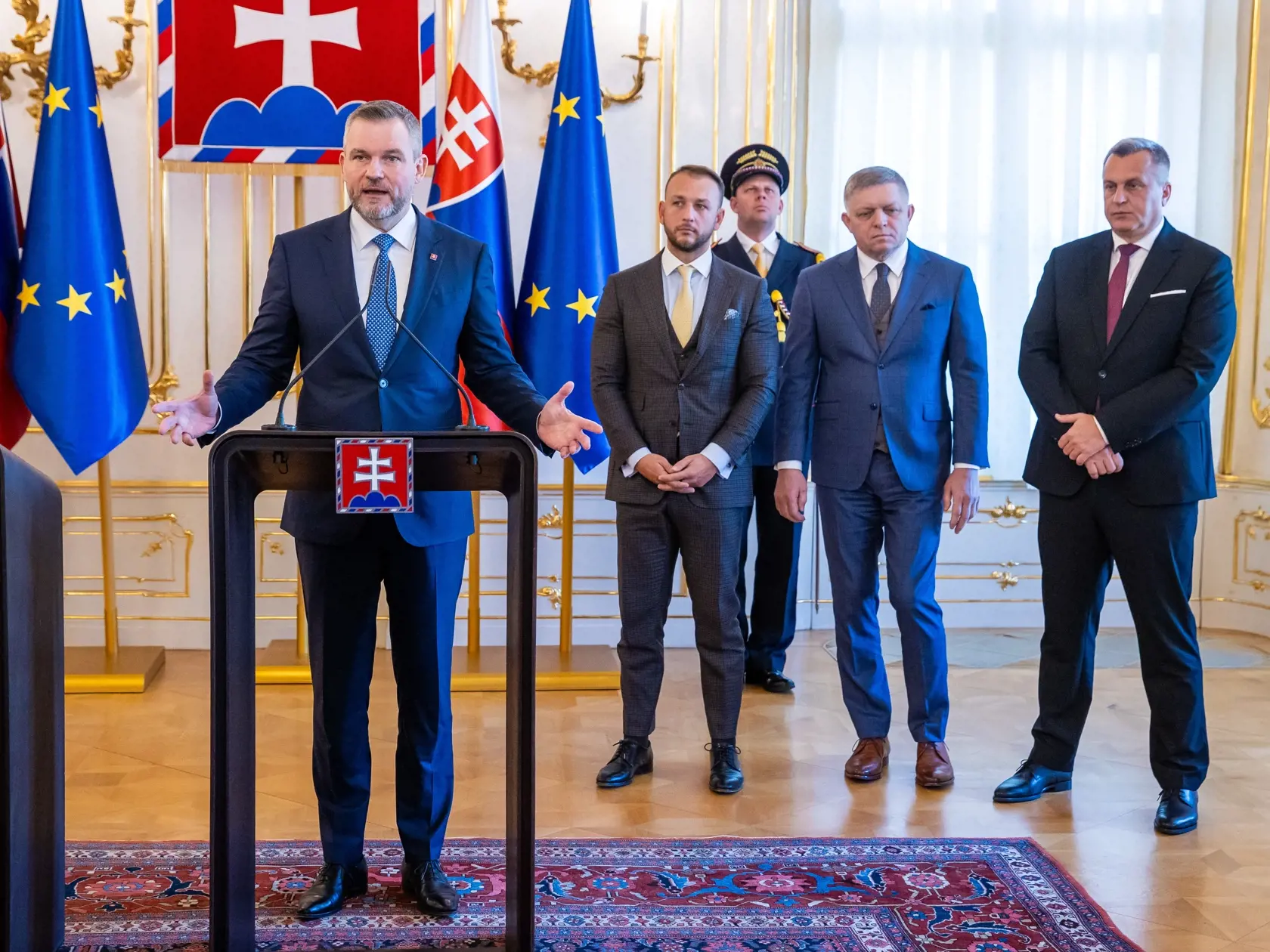 Stretnutie politických strán k zahraničnopolitickej orientácii Slovenska s prezidentom SR v prezidentskom paláci. Na snímke je zľava prezident SR Peter Pellegrini, minister vnútra Matúš Šutaj Eštok, predseda vlády SR Robert Fico a Andrej Danko.