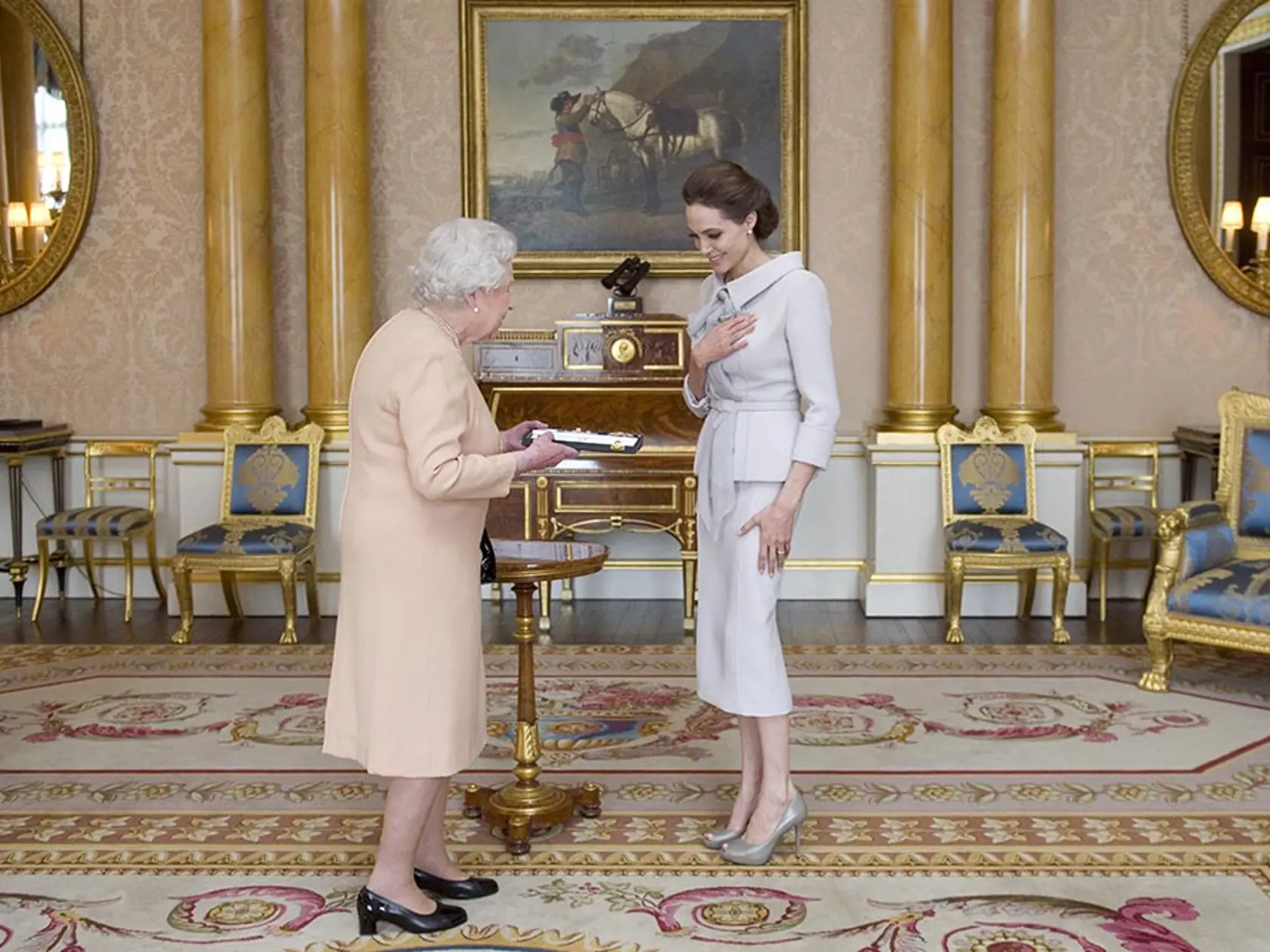 Za dverami Buckinghamského paláca.