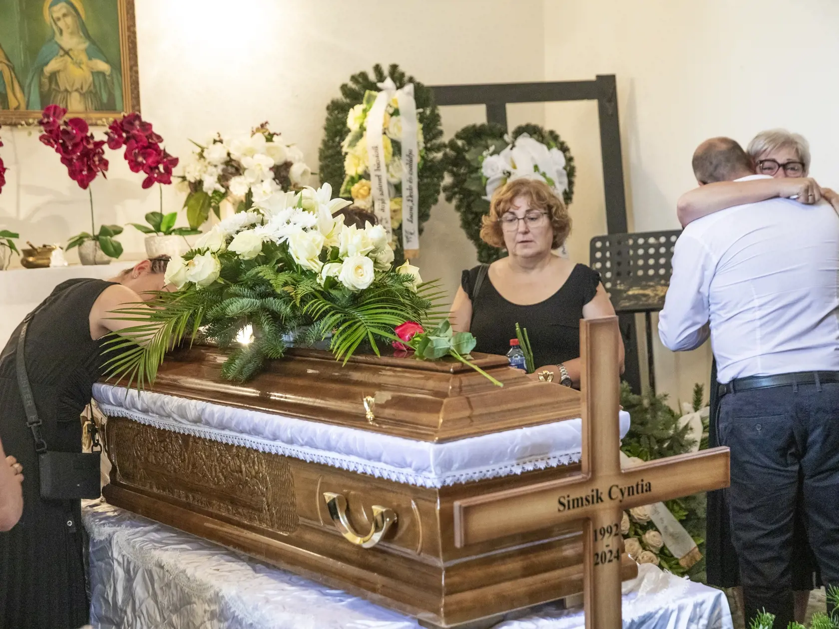 Na snímke je pohreb mladej ženy v Štúrove. Hádzanárke Cyntii, ktorú našli zabalenú v igelite, dnes povedali posledné zbohom.