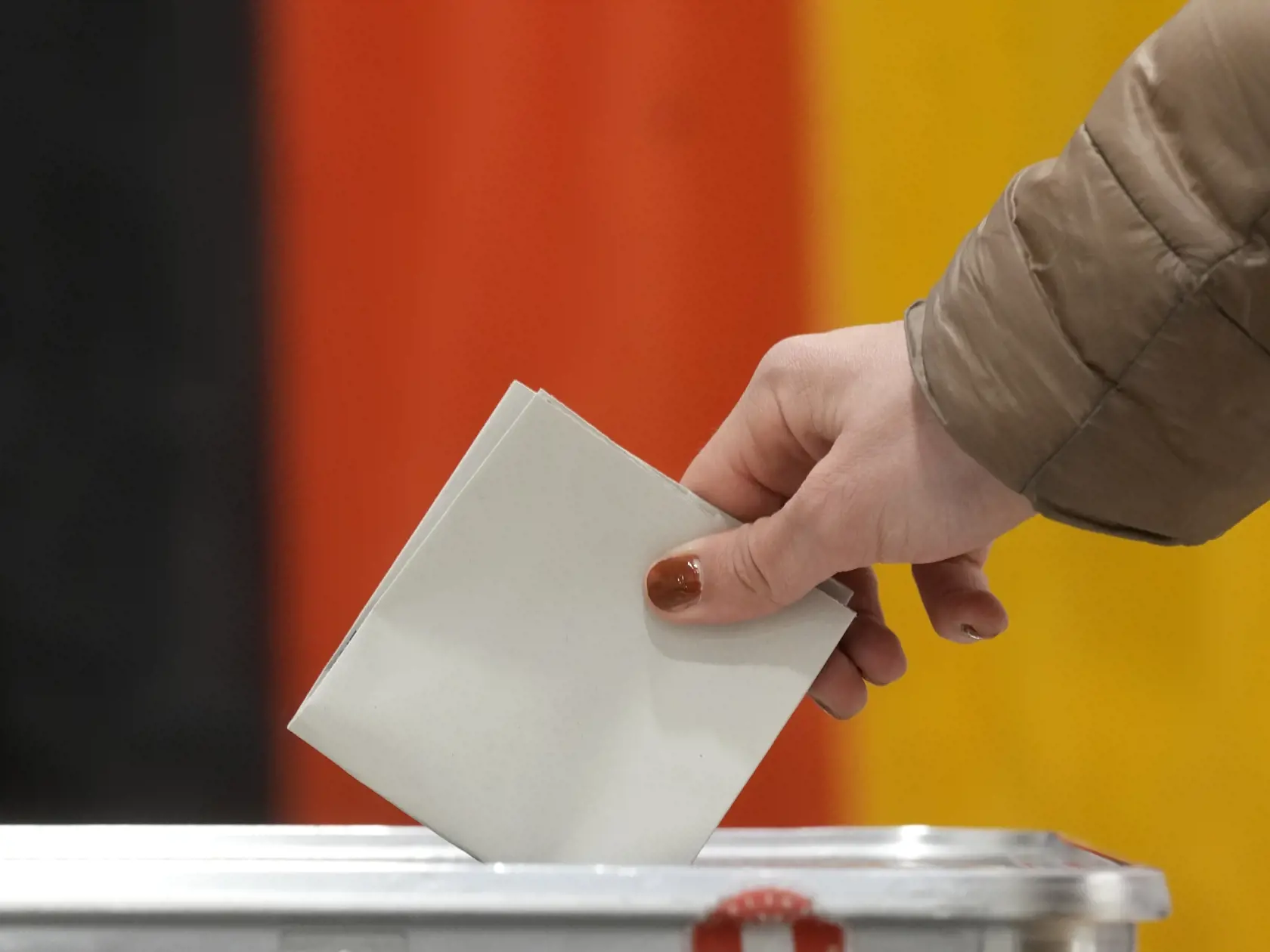 Volička vhadzuje hlasovací lístok vo volebnej miestnosti počas predčasných parlamentných volieb v Nemecku v nedeľu 23. februára 2025 v Berlíne.