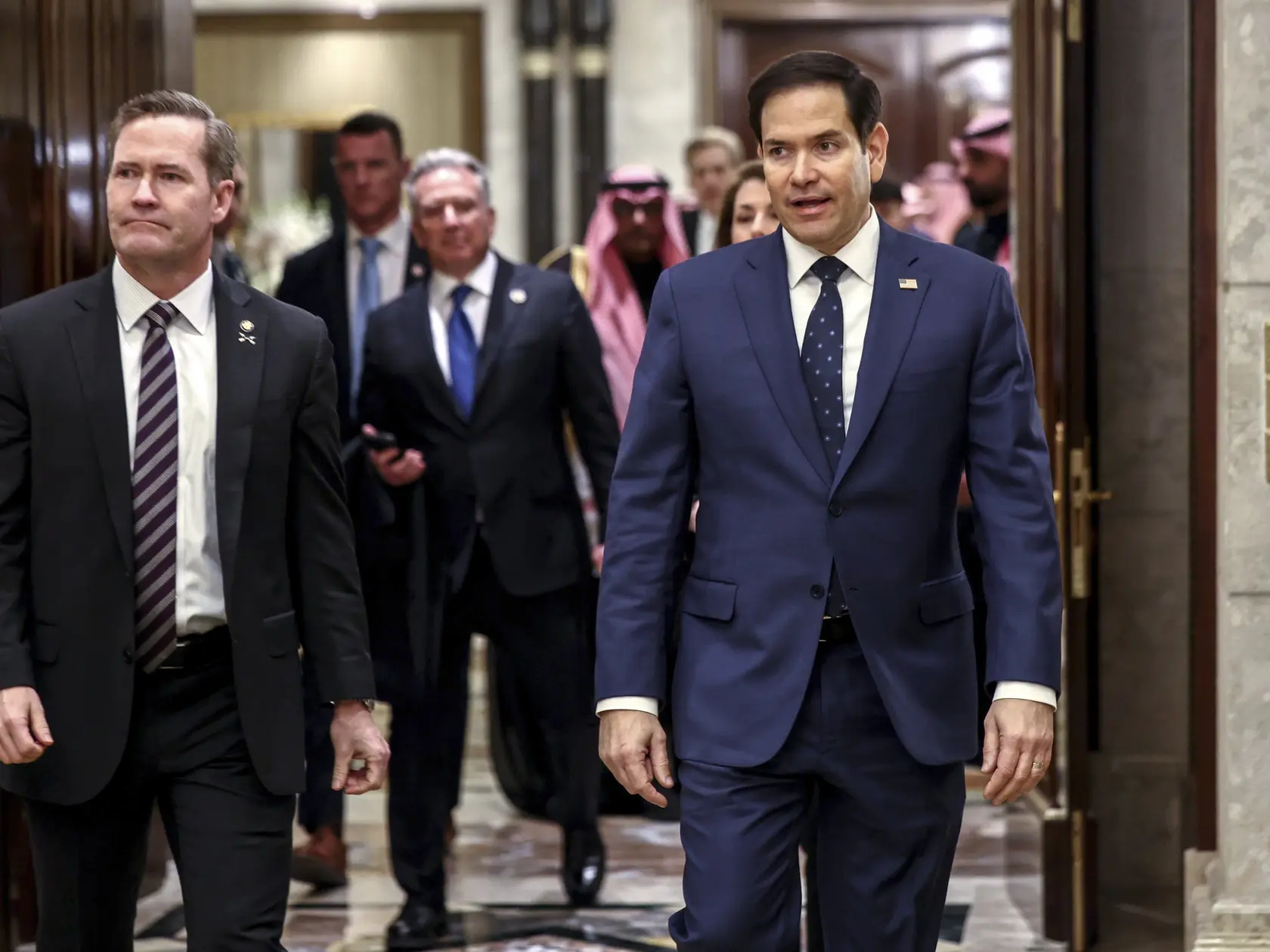 Na snímke osobitný vyslanec USA pre Blízky východ Steve Witkoff (uprostred), šéf americkej diplomacie Marco Rubio (vpravo) a poradca amerického prezidenta pre národnú bezpečnosť Mike Waltz (vľavo) prichádzajú na  interview po rozhovoroch medzi ruskou a americkou delegáciou o zlepšení vzájomných vzťahov a rokovania o ukončení vojny na Ukrajine v Rijáde v utorok 18. februára 2025. Rokovanie viedli ministri zahraničných vecí Marco Rubio a Sergej Lavrov. Prvé osobné rozhovory medzi oboma krajinami od začiatku ruskej invázie na Ukrajinu z februára 2022 sa konajú necelý týždeň po telefonáte amerického prezidenta Donalda Trumpa s ruským náprotivkom Vladimirom Putinom.