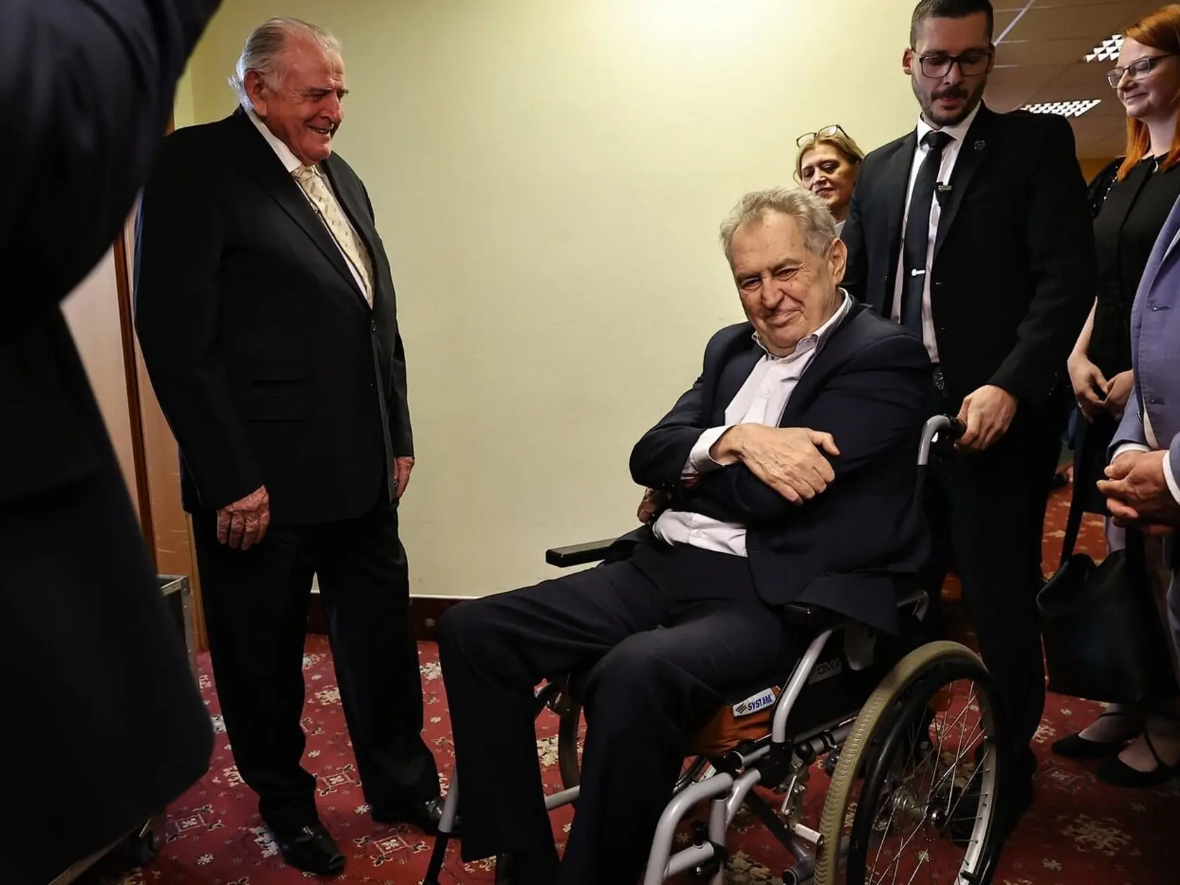 Záber z osláv českej internetovej televízie XTV, ktorá v sobotu 22. marca 2025 zorganizovala v Prahe svoju narodeninovú párty. Nechýbal ani Vladimír Mečiar, prvý premiér samostatného Slovenska. Stretol sa tam s exprezidentmi ČR Václavom Klausom i Milošom Zemanom. A dorazil aj Andrej Babiš z českej opozície. Bolo veselo.