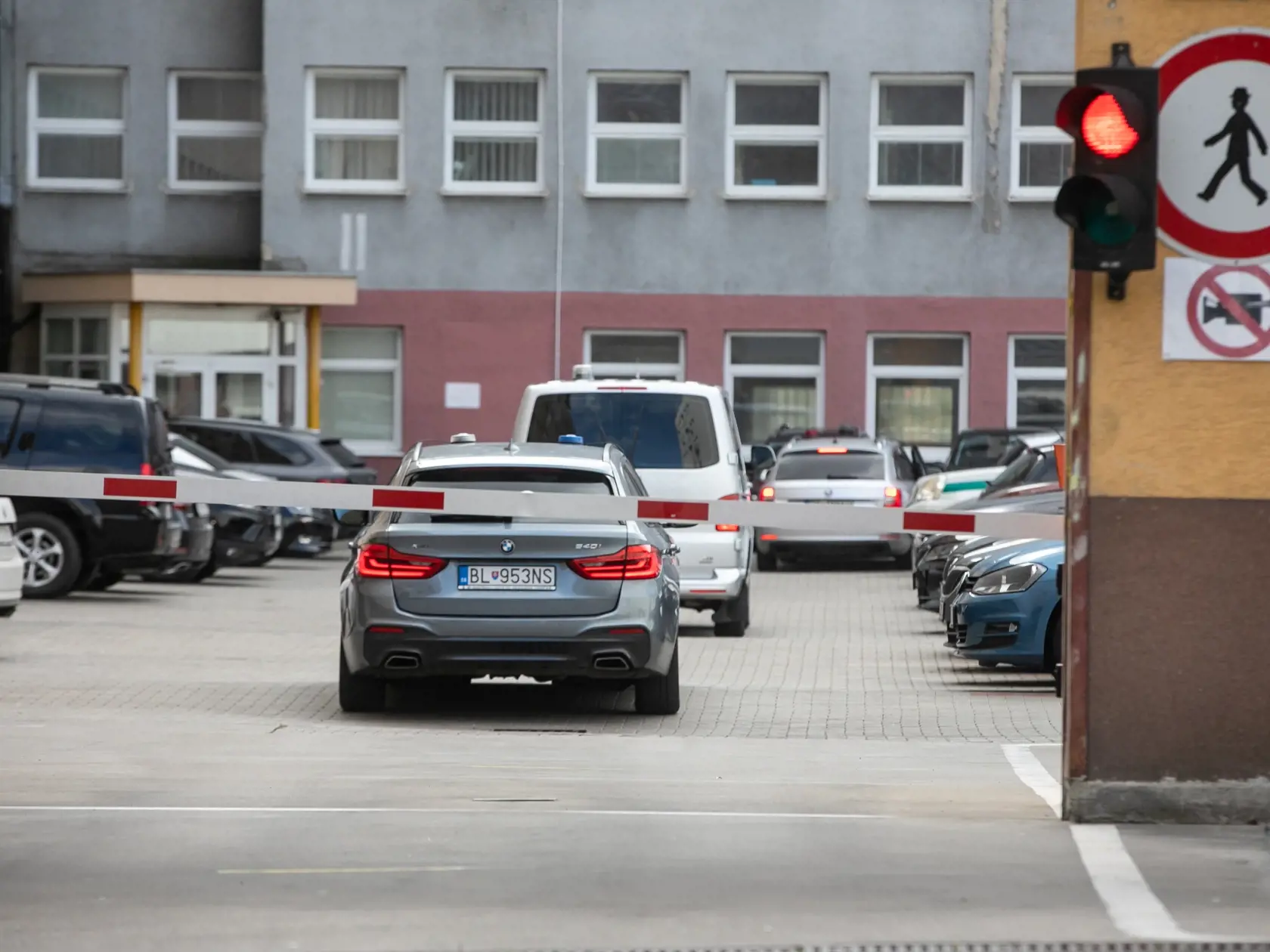 V prípade vraždy Daniela Tupého zadržala najskôr Národná kriminálna agentúra 8 osôb. Na snímke je prevoz zadržaných do Prezídia Policajného zboru.