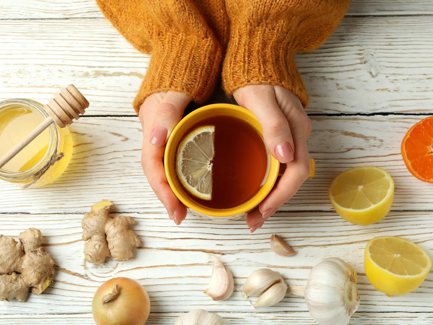 Concept,Of,Treatment,Colds,With,Honey,And,Garlic,On,White