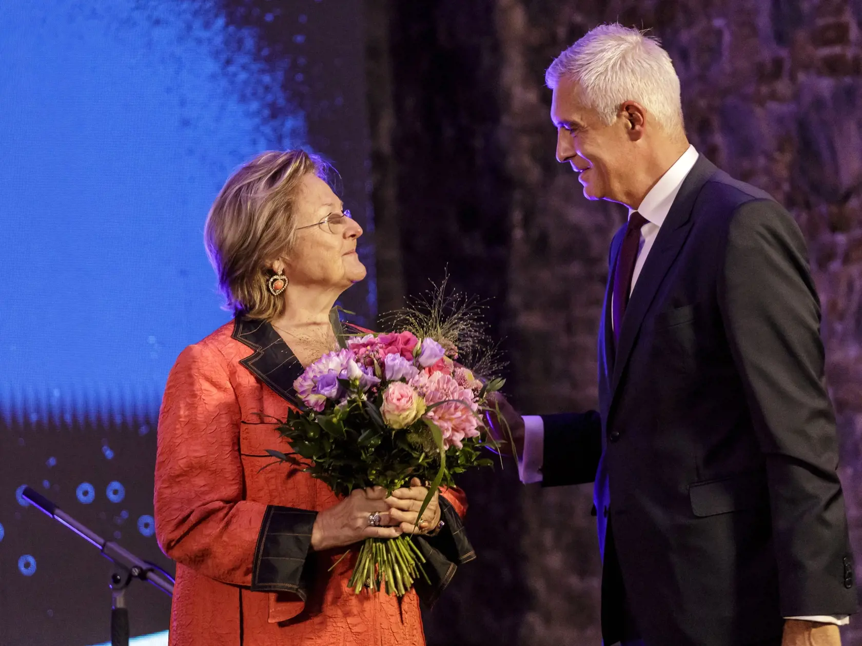 Dva mesiace pred smrťou divu honoroval cenou Vyslankyňa dobrej vôle minister zahraničia.
