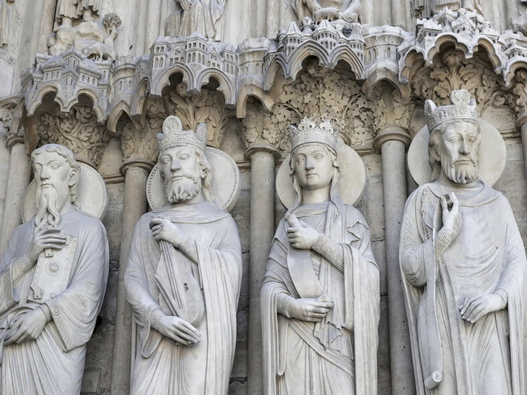 WA 60 Paríž - Na snímke časť reliéfu na fasáde zrekonštruovanej parížskej katedrály Notre- Dame v piatok 29. novembra 2024. Katedrálu pred piatimi rokmi významne poškodil požiar. Pamiatka zapísaná v svetovom dedičstve UNESCO bude slávnostne znovuotvorená v sobotu 7. decembra. FOTO TASR/AP

A view of part of a bas-relief outside Notre-Dame de Paris cathedral, Friday, Nov. 29, 2024 in Paris. (Sarah Meyssonnier/Pool via AP)
