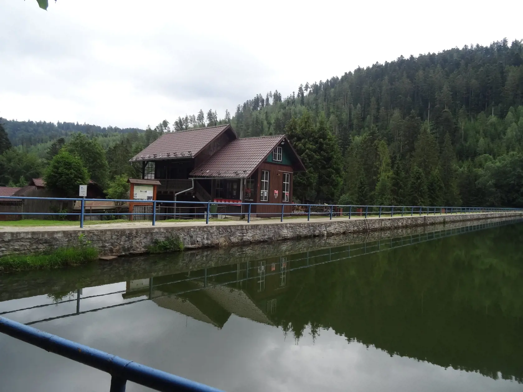 Neďaleko obce Úhorná je aj rovnomenné jazero, ktoré je vyhľadávaným miestom turistov.