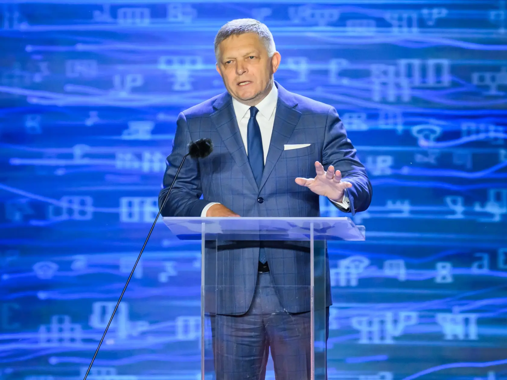 Na snímke predseda vlády SR Robert Fico (Smer-SD) počas galavečera v rámci osláv sviatku Cyrila a Metoda na Devíne v Bratislave 5. júla 2025. Hrad Devín v Bratislave je v sobotu opäť miestom celoslovenských cyrilo-metodských osláv. Pre návštevníkov bol pripravený celodenný program, ktorý priblížil históriu, umenie, zvyky, ľudovú tvorivosť, pripravené boli aj ekumenické bohoslužby. Podujatie má priblížiť význam štátneho sviatku svätých Cyrila a Metoda. Brány areálu sa otvorili o 11.00 h. FOTO TASR - Jaroslav Novák