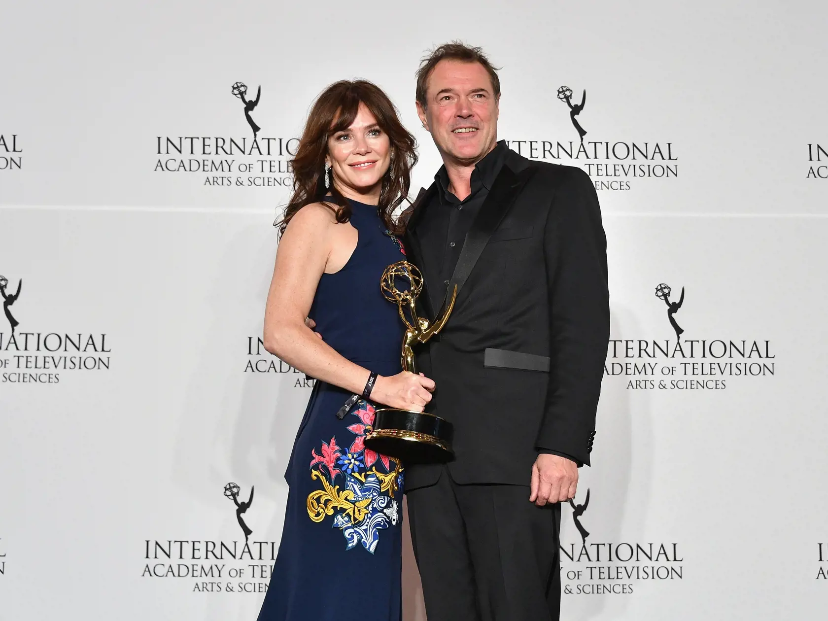 Britská herečka Anna Friel získala cenu Emmy za stvárnenie hlavnej ženskej postavy v seriáli Marcella.