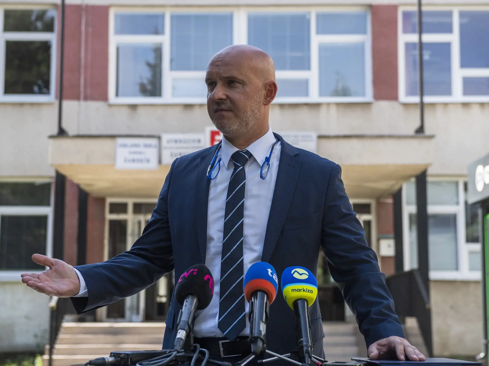 Na snímke minister školstva, vedy, výskumu a športu SR Branislav Gröhling (SaS) počas tlačovej konferencie k zriadeniu základnej školy s vyučovacím jazykom slovenským v Šamoríne 18. augusta 2022.