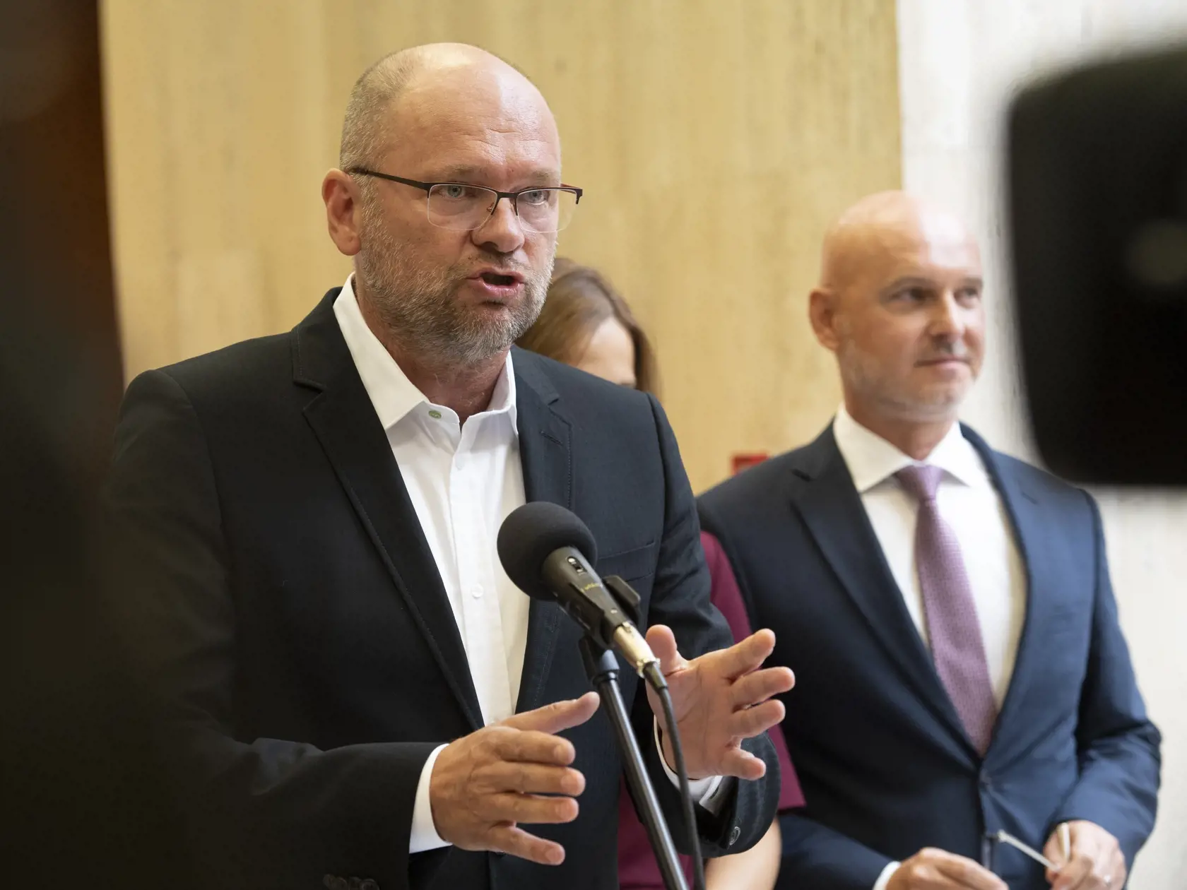 Na snímke zľava minister hospodárstva a líder SaS Richard Sulík a minister školstva, vedy, výskumu a športu SR Branislav Gröhling (SaS) počas brífingu pred 98. rokovaním vlády 31. augusta 2022 v Bratislave.
