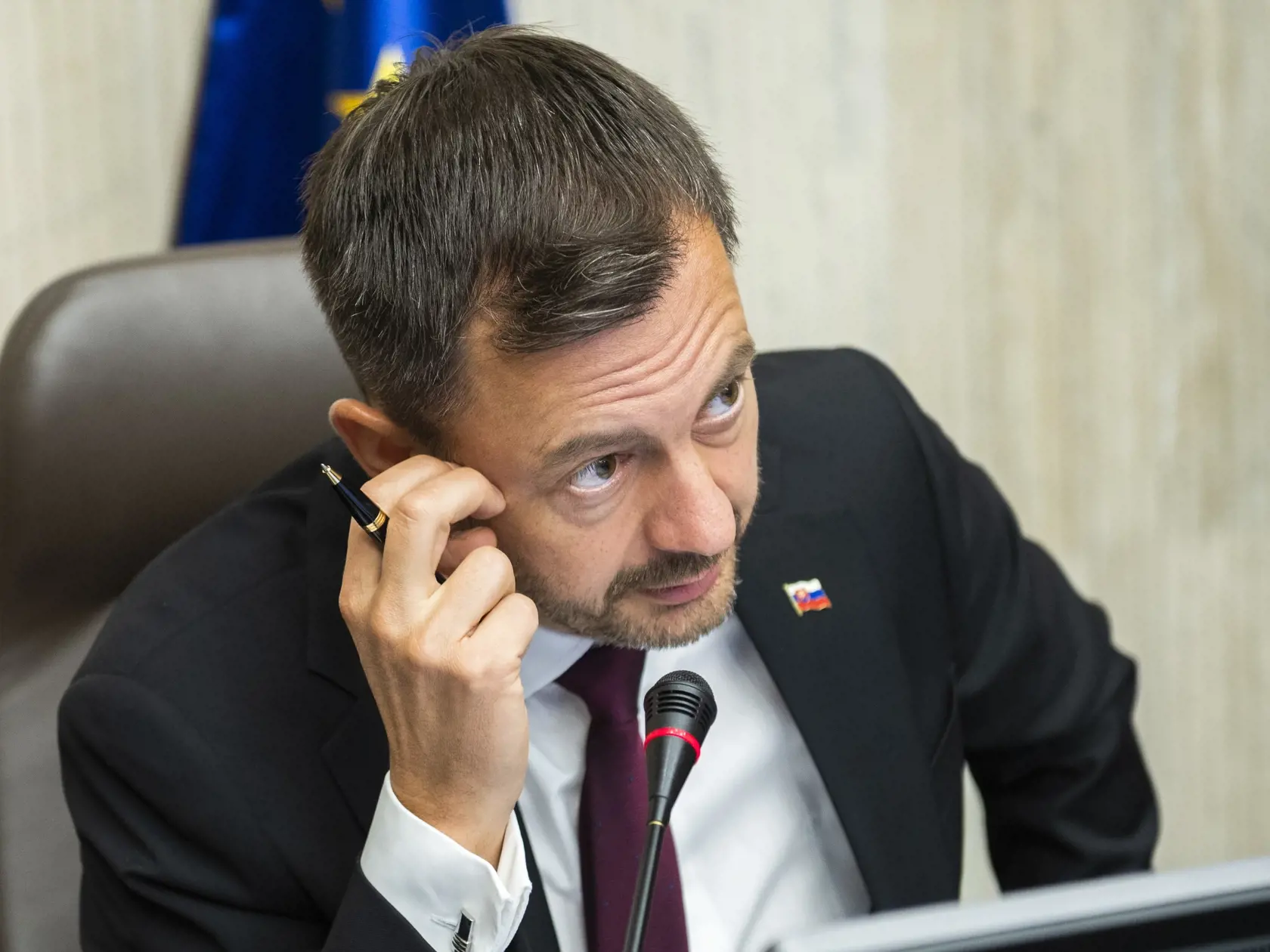 Na snímke predseda vlády SR Eduard Heger (OĽaNO) počas 100. rokovania vlády SR o aktuálnej situácii v energetike v Bratislave 2. septembra 2022.