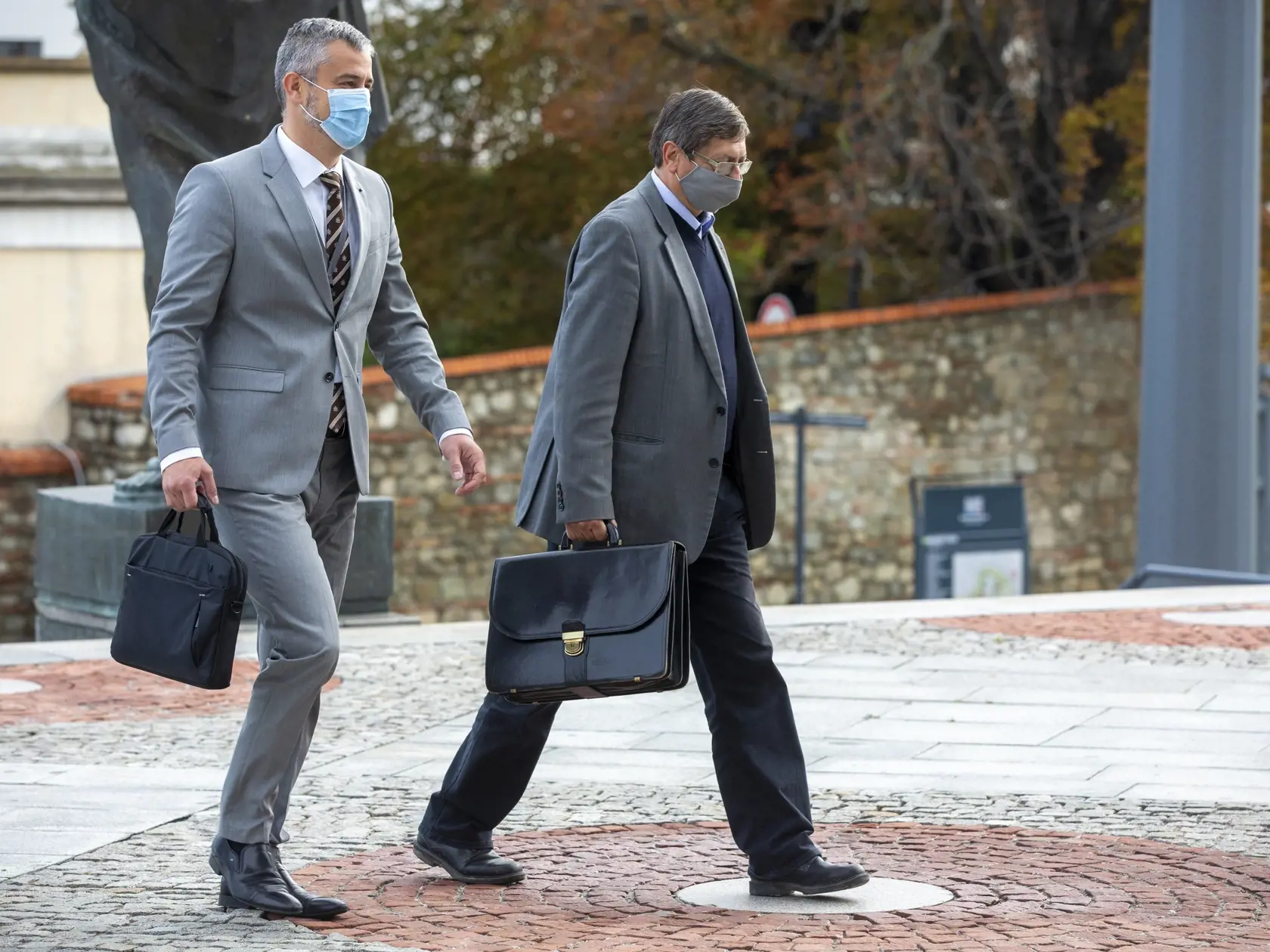 Poslanci dodržiavajú nariadenia a do parlamentu chodia s respirátormi.
