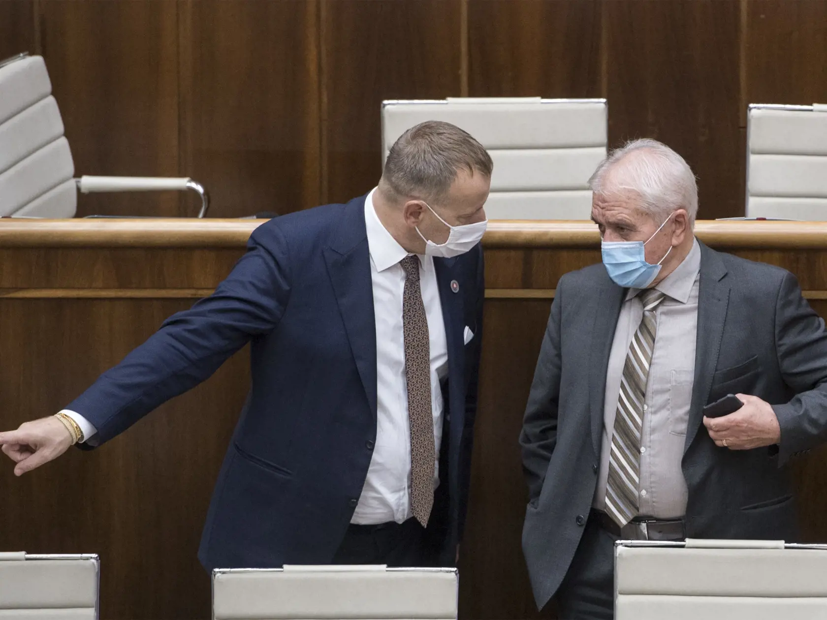 Na snímke vľavo predseda NRSR Boris Kollár (Sme rodina) a vpravo poslanec Vladimír Faič (Smer-SD) počas 16. schôdze NR SR 22. októbra 2020 v Bratislave..