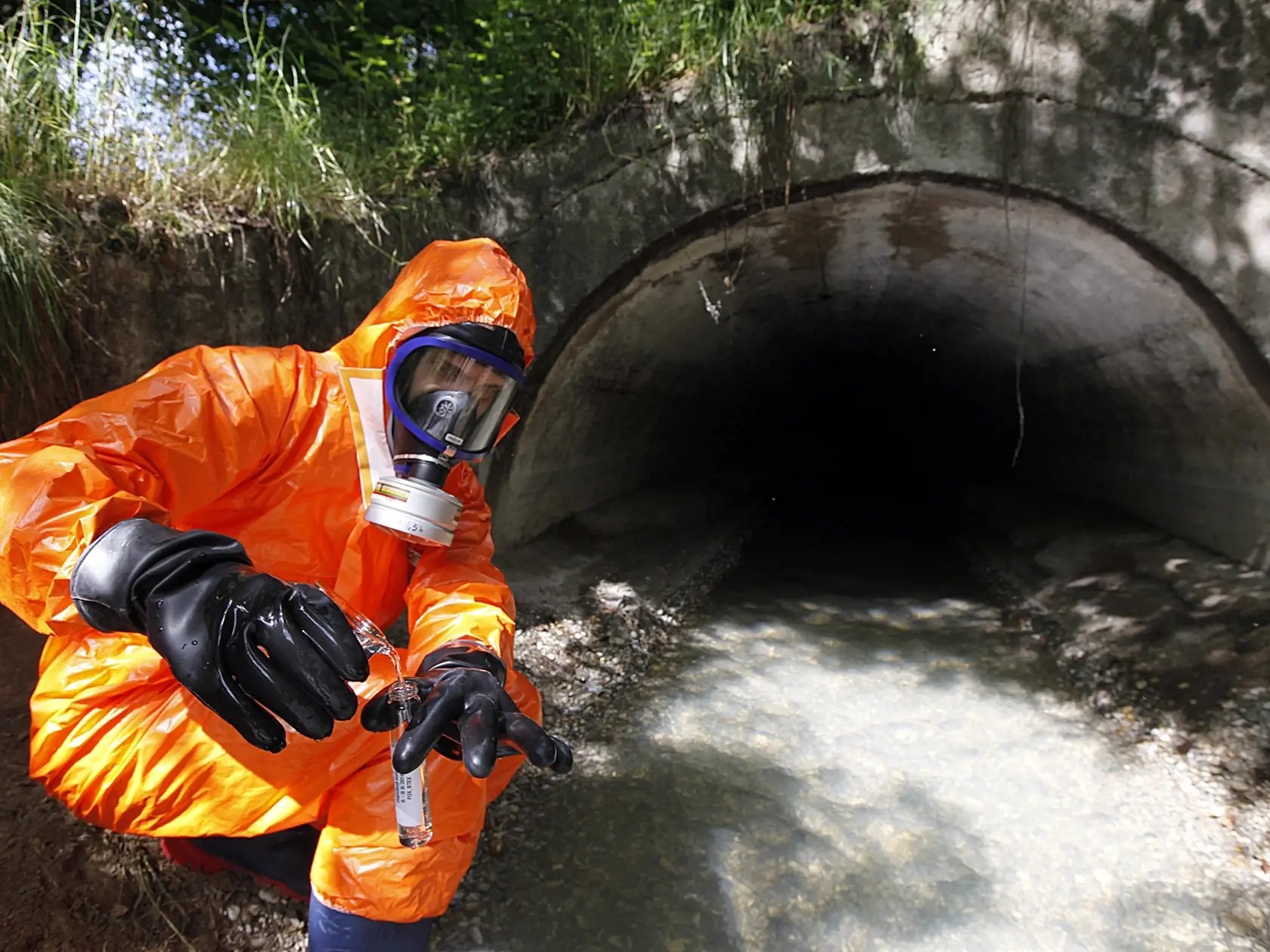 Aktivista Greenpeace Slovakia berie vzotky z odpadovej vody z chemičky v Novákoch.