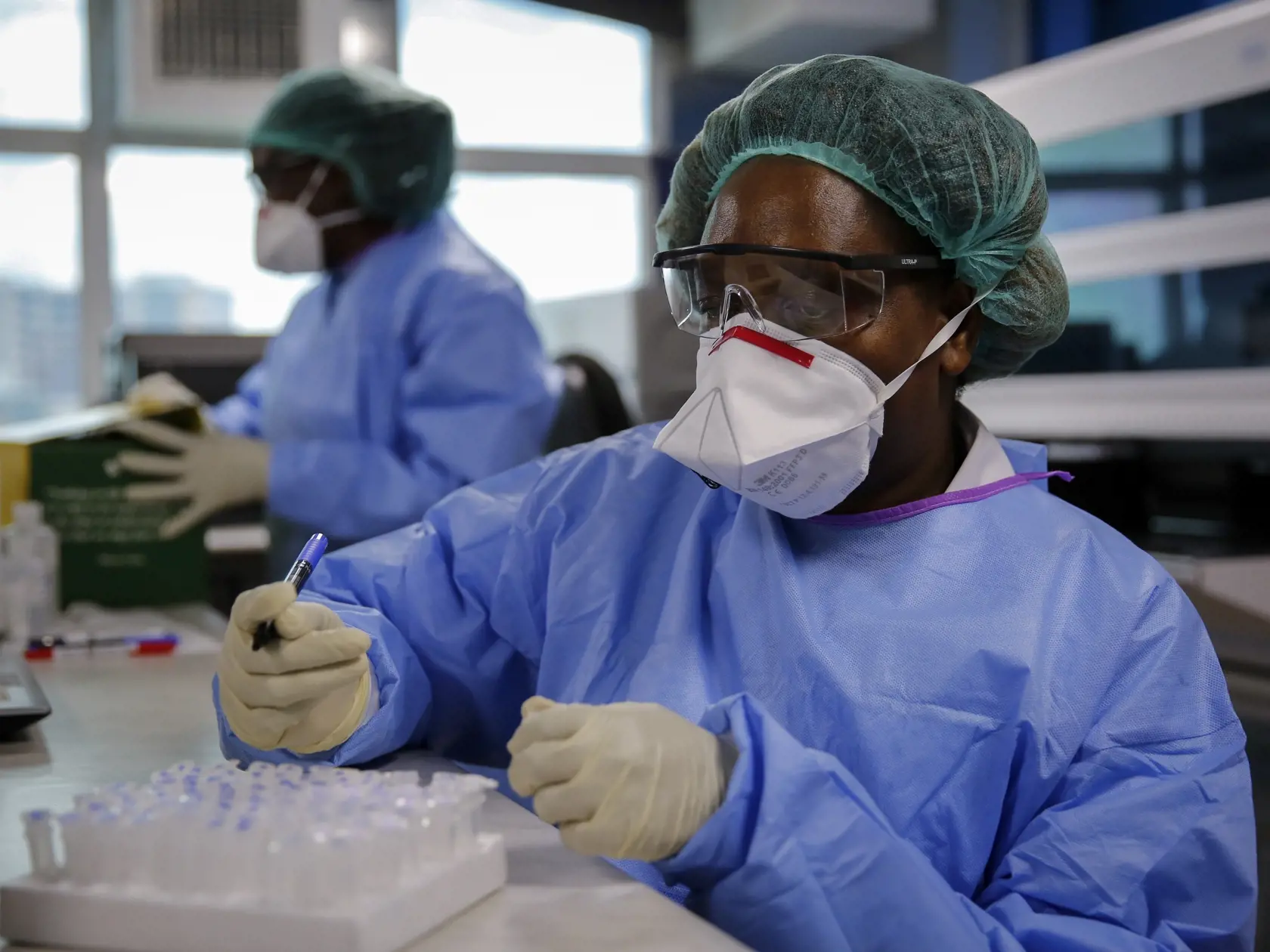 KK23 Nairobi - Laboratórni technici testujú vzorky pacientov na ochorenie Covid-19 v laboratóriu 5. apríla 2020 v Nairobi. Spoločnosť, ktorá ponúka testy na Covid-19 pre pacientov s odporúčaním od lekára, predtým musela posielať vzorky do Juhoafrickej republiky, ale v súčasnosti dokončuje testovanie v Keni. FOTO TASR/AP
In this photo taken Sunday, April 5, 2020, laboratory technicians work on testing patient samples for the new coronavirus that causes COVID-19, at the Pathologists Lancet Kenya l